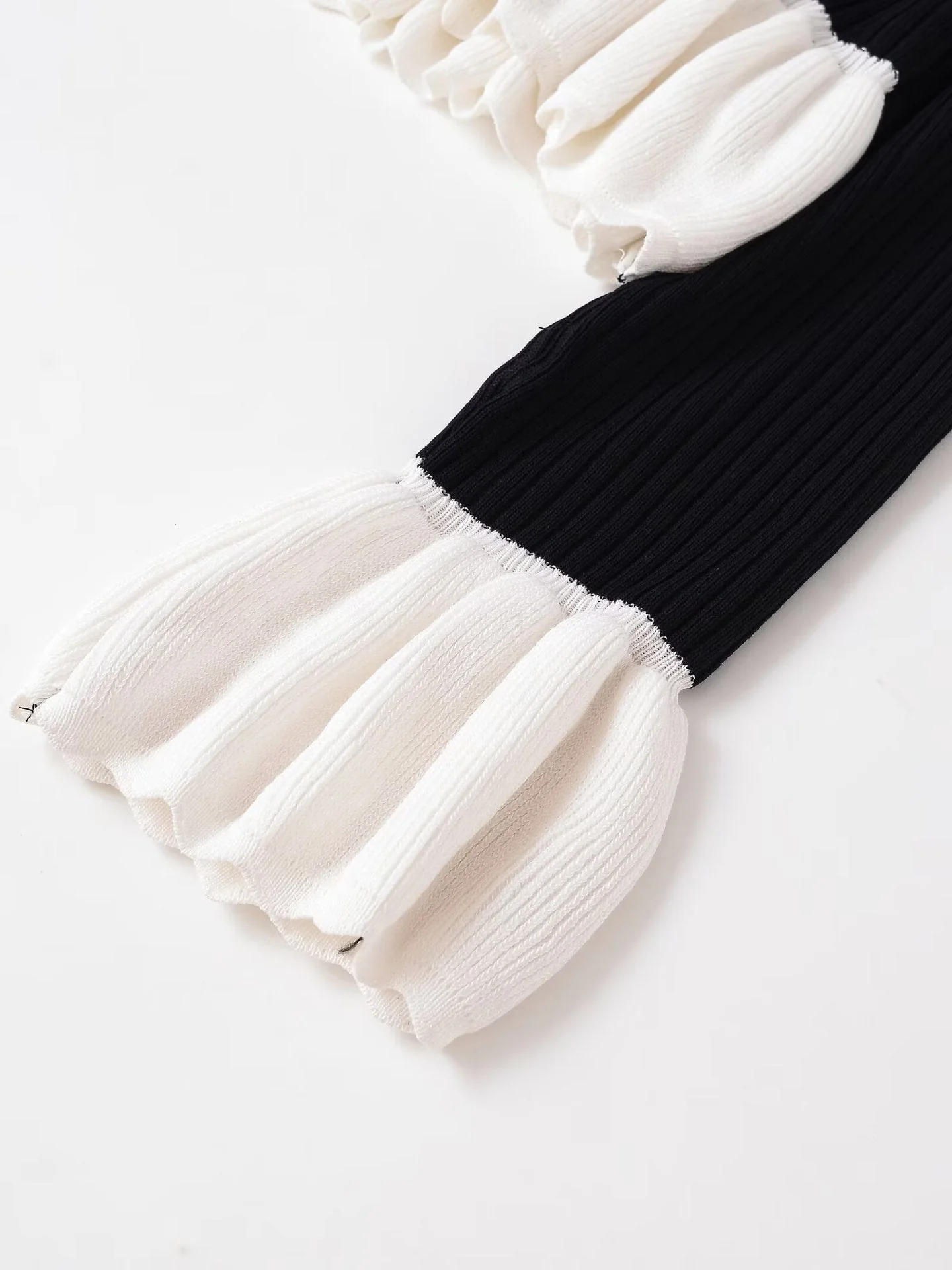 Andrée  - Elegancka, luksusowa damska kamizelka w stylu paryskim z falbanami i guzikami - Image 6