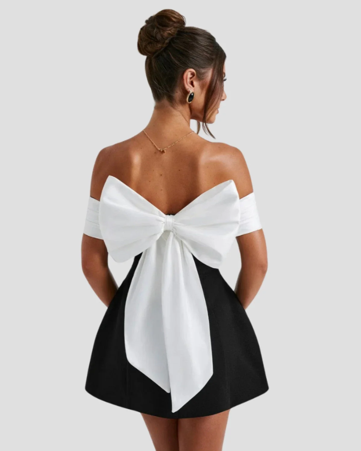 Aneta | Elegancka damska mini sukienka w czarno-biały wzór ze wstążką, kobiecy i stylowy fason - Image 2