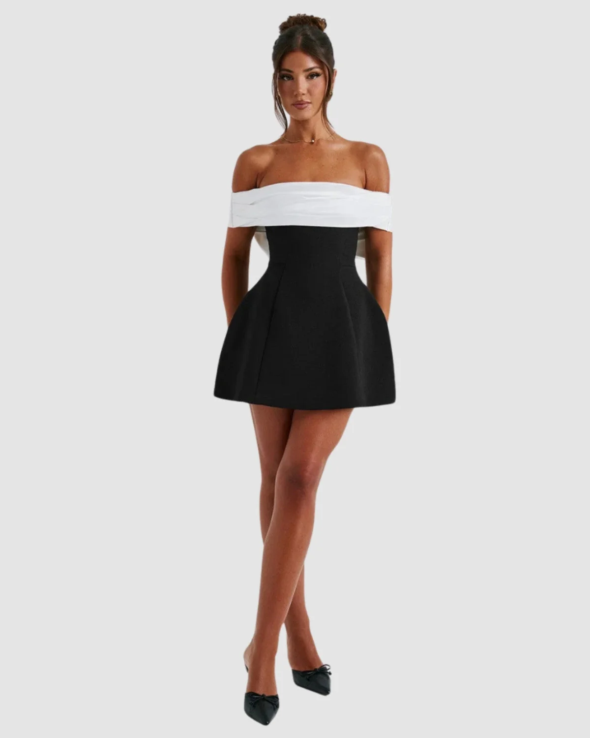 Aneta | Elegancka damska mini sukienka w czarno-biały wzór ze wstążką, kobiecy i stylowy fason - Image 3