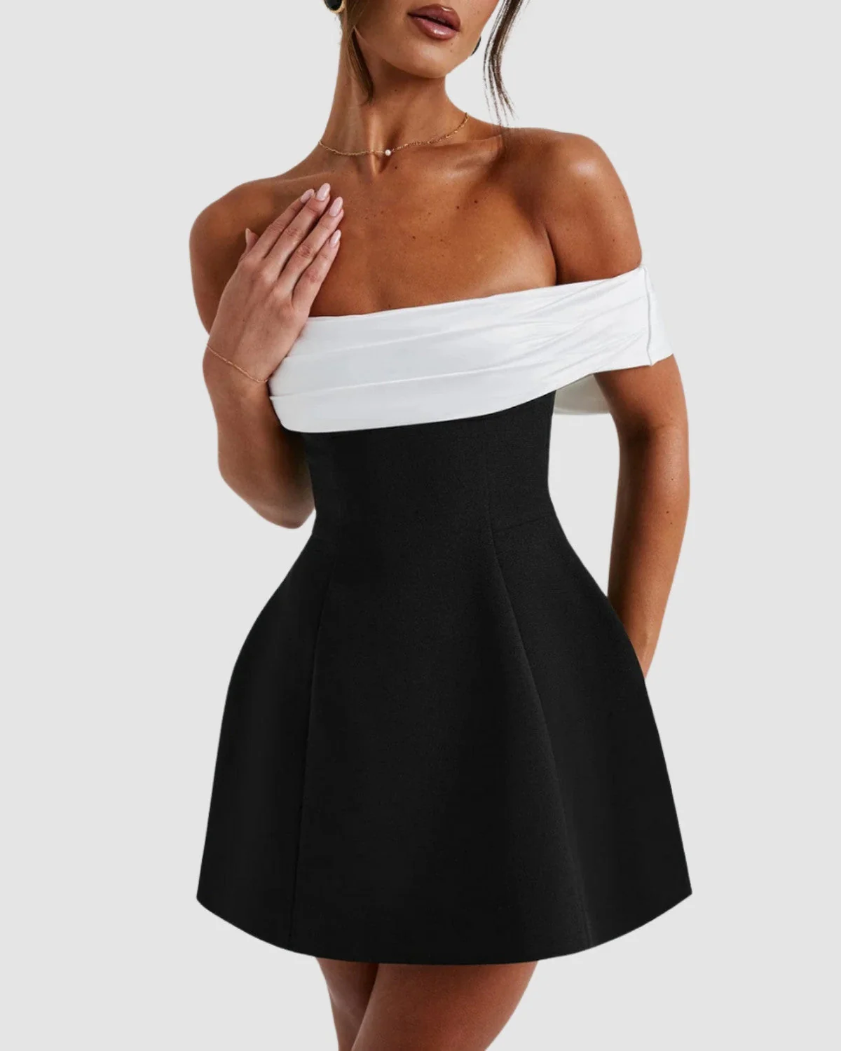 Aneta | Elegancka damska mini sukienka w czarno-biały wzór ze wstążką, kobiecy i stylowy fason - Image 4