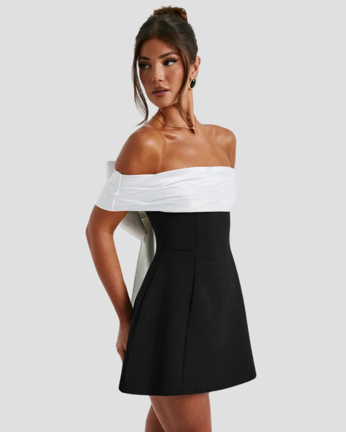 Aneta | Elegancka damska mini sukienka w czarno-biały wzór ze wstążką, kobiecy i stylowy fason - Image 5
