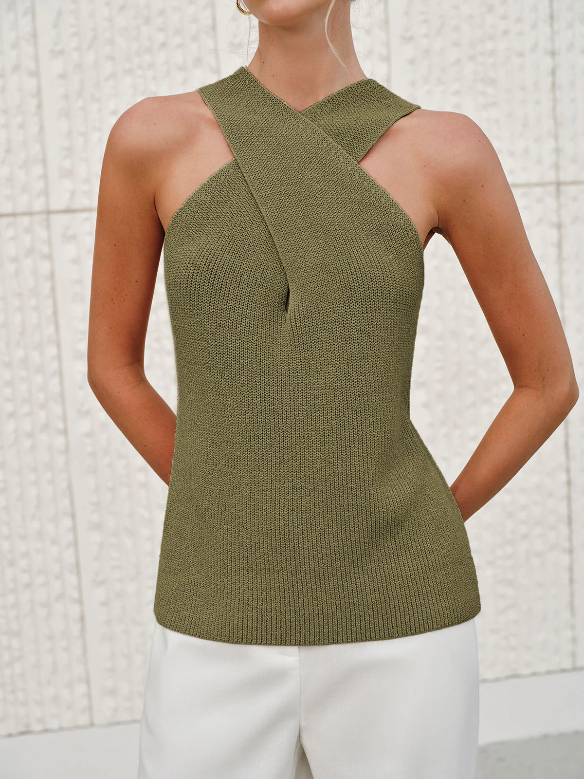 Becca | Top damski typu halter z krzyżowanym kołnierzem, dopasowany fason - Image 12