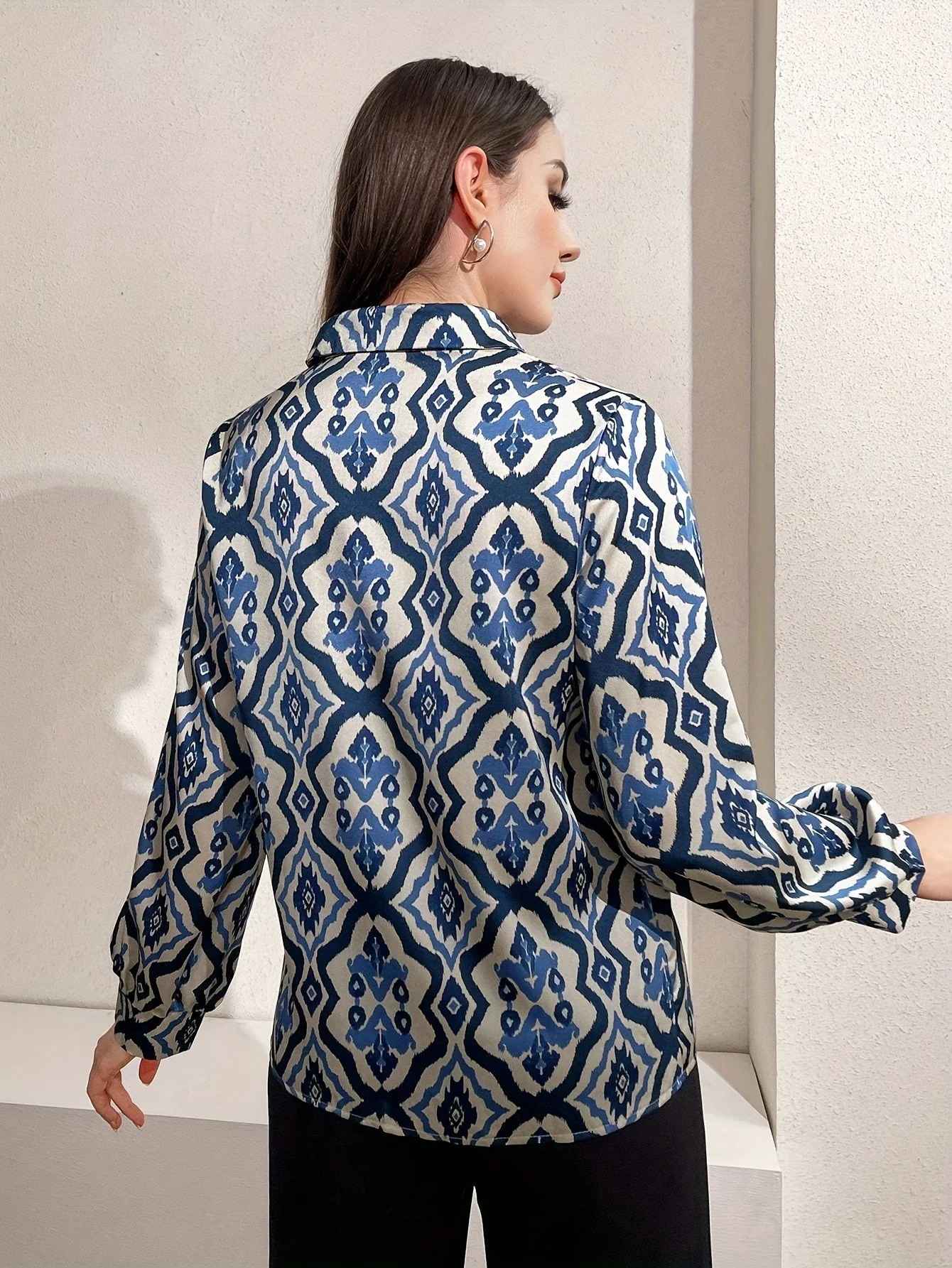 Bella | Bluzka damska z graficznym wzorem lekka tkanina elegancka casualowa - Image 2