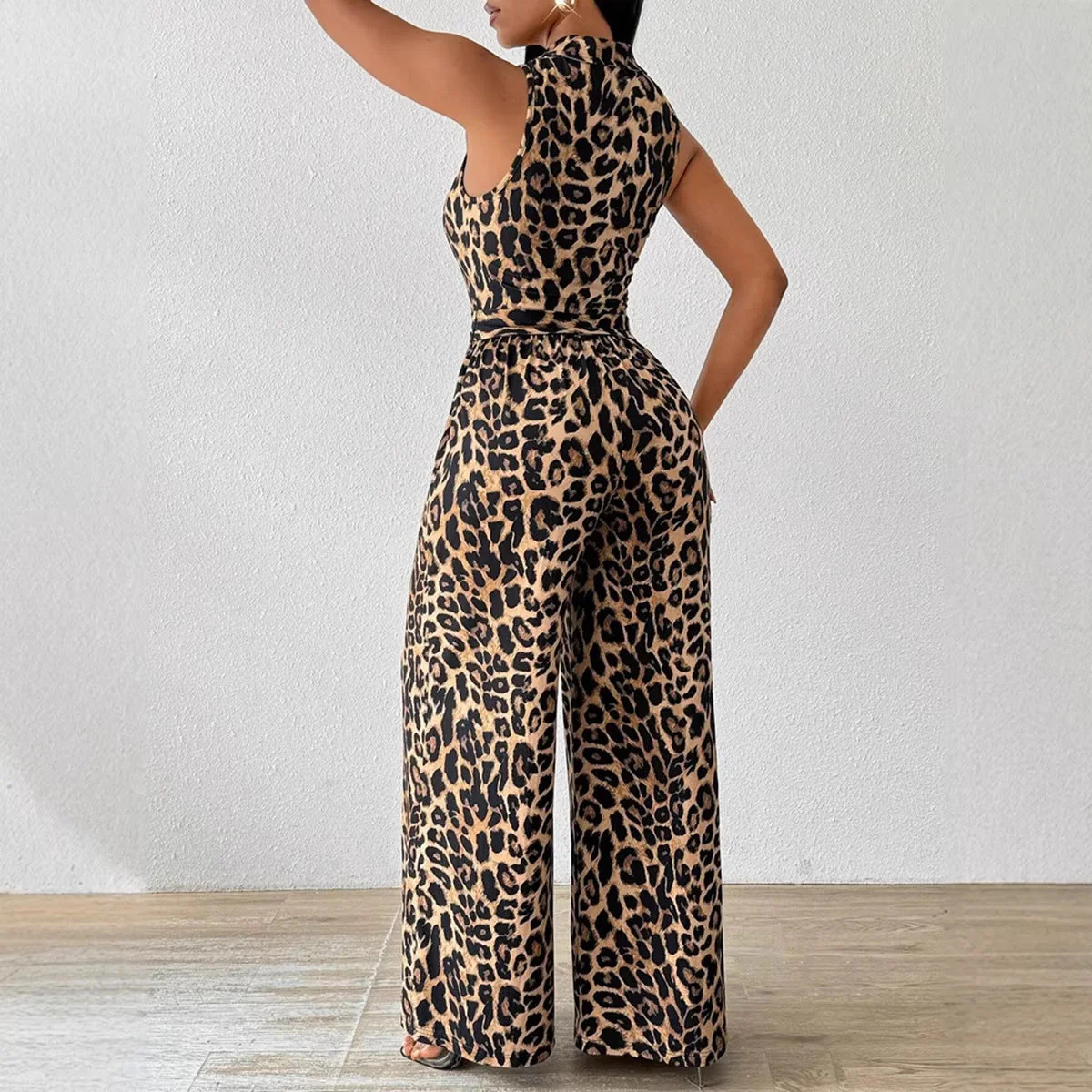 Cari | kombinezon damski o szerokim kroju w wyrazisty wzór leopard, modny i efektowny - Image 3