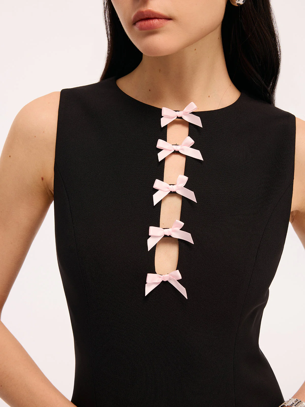 Carina | Sukienka mini bez rękawów z wycięciami i detalem kokardy - Image 4