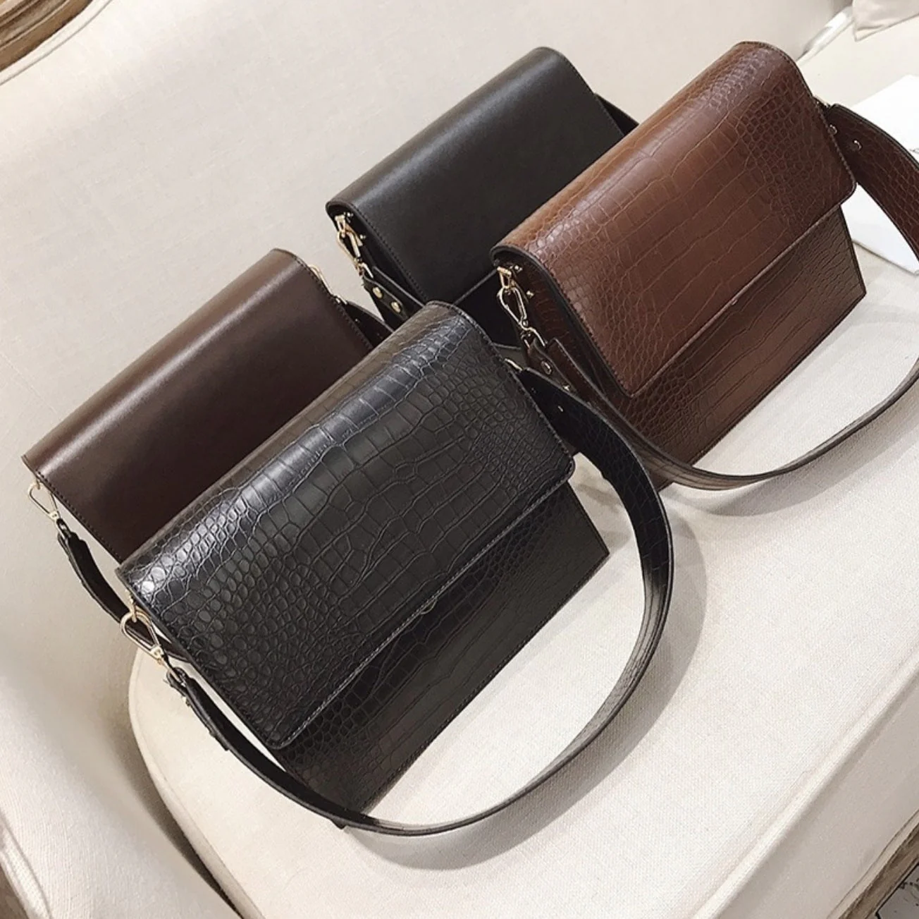 Carlene | Mała damska torebka crossbody ze skóry ekologicznej tłoczonej - Image 10