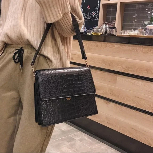 Carlene | Mała damska torebka crossbody ze skóry ekologicznej tłoczonej - Image 9