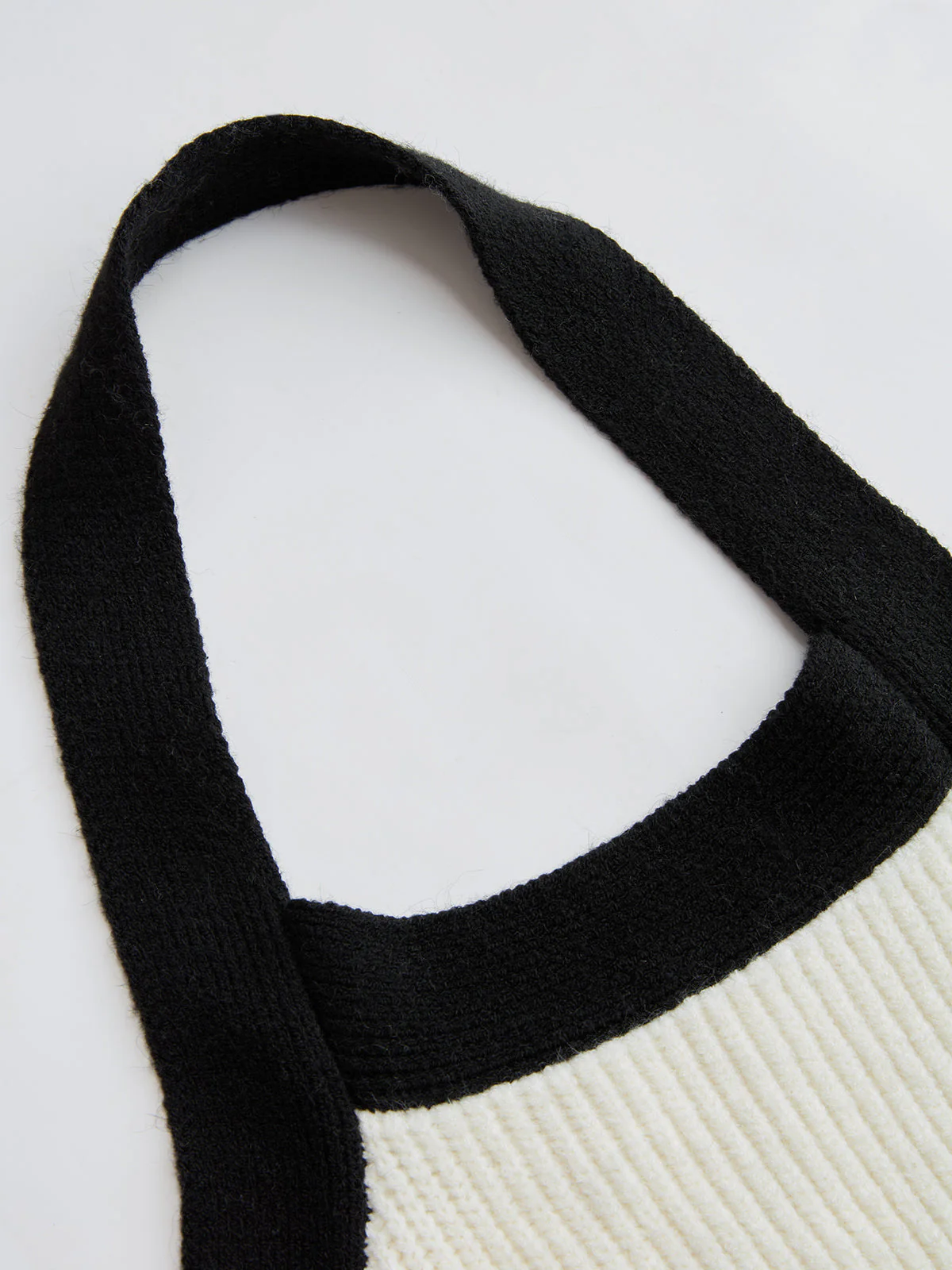 Charis | Sweter damski z wycięciami i blokami kolorów, nowoczesny i stylowy - Image 4