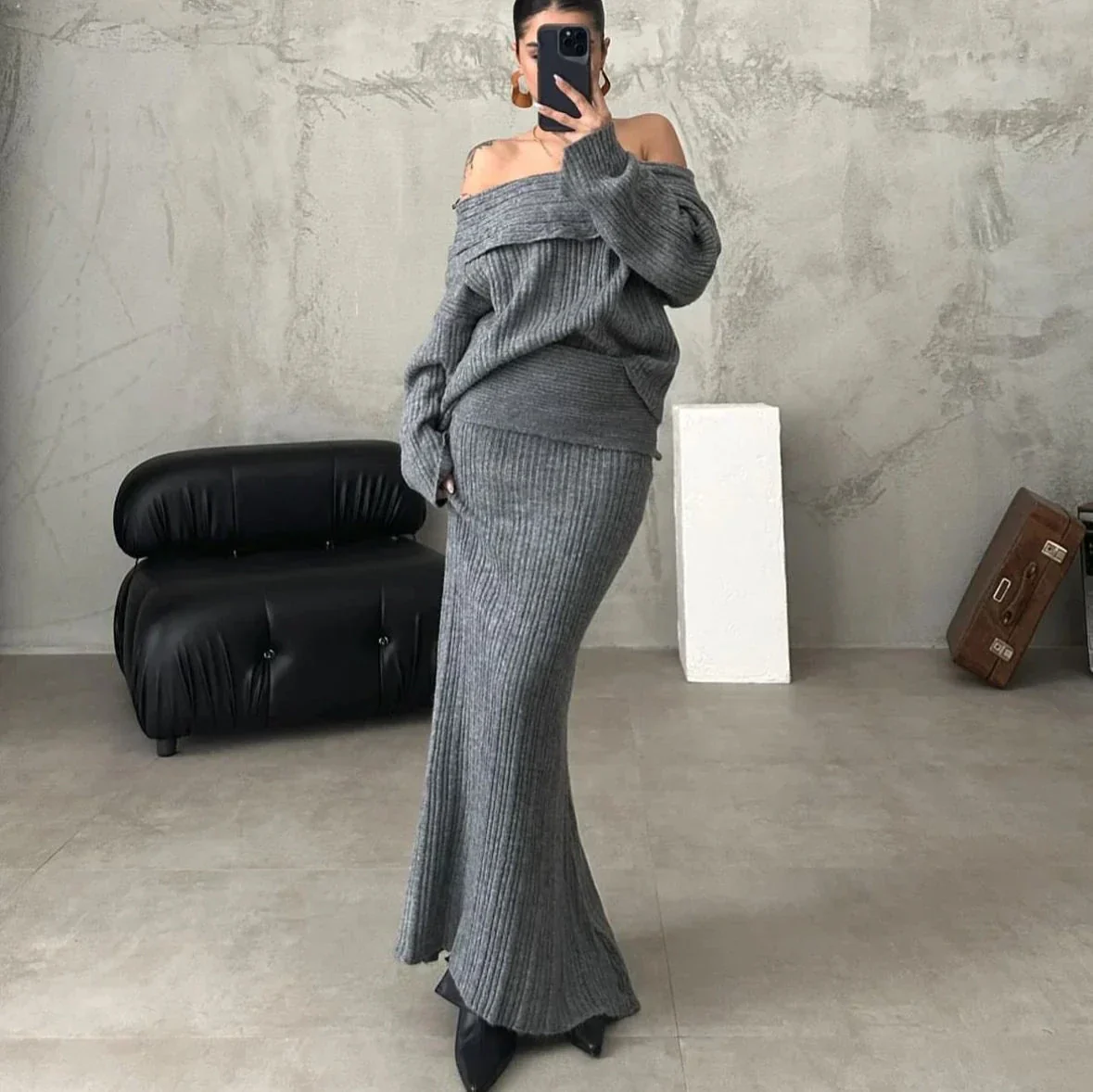Clara | Elegancki komplet damski z swetrem odkrywającym ramiona - Image 2