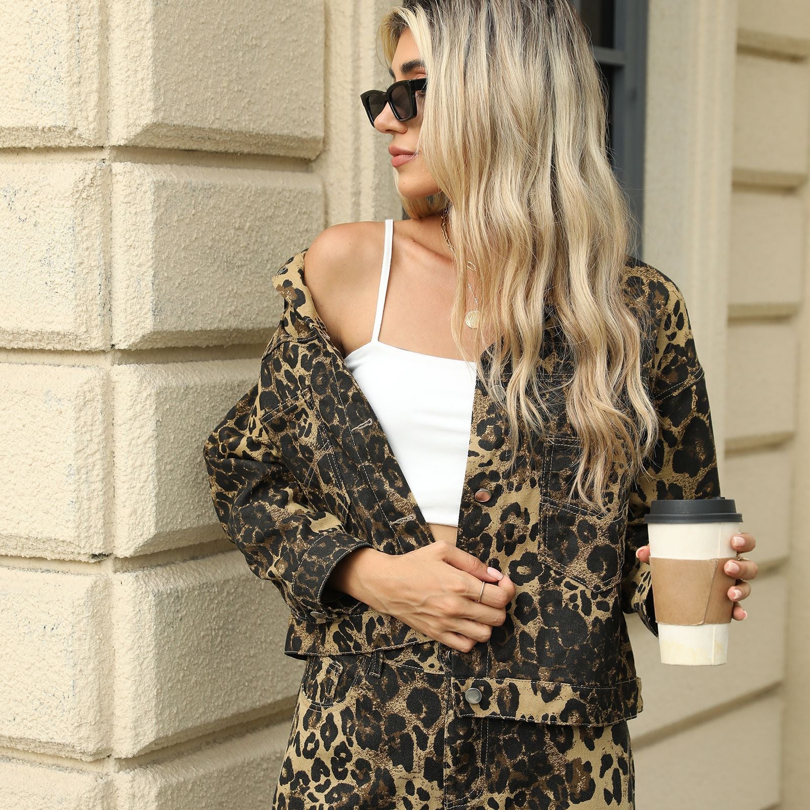 Demi – Stylowy, przyciągający wzrok dwuczęściowy zestaw damski w stylu streetwearowym z szerokimi spodniami i kurtką w panterkę - Image 5