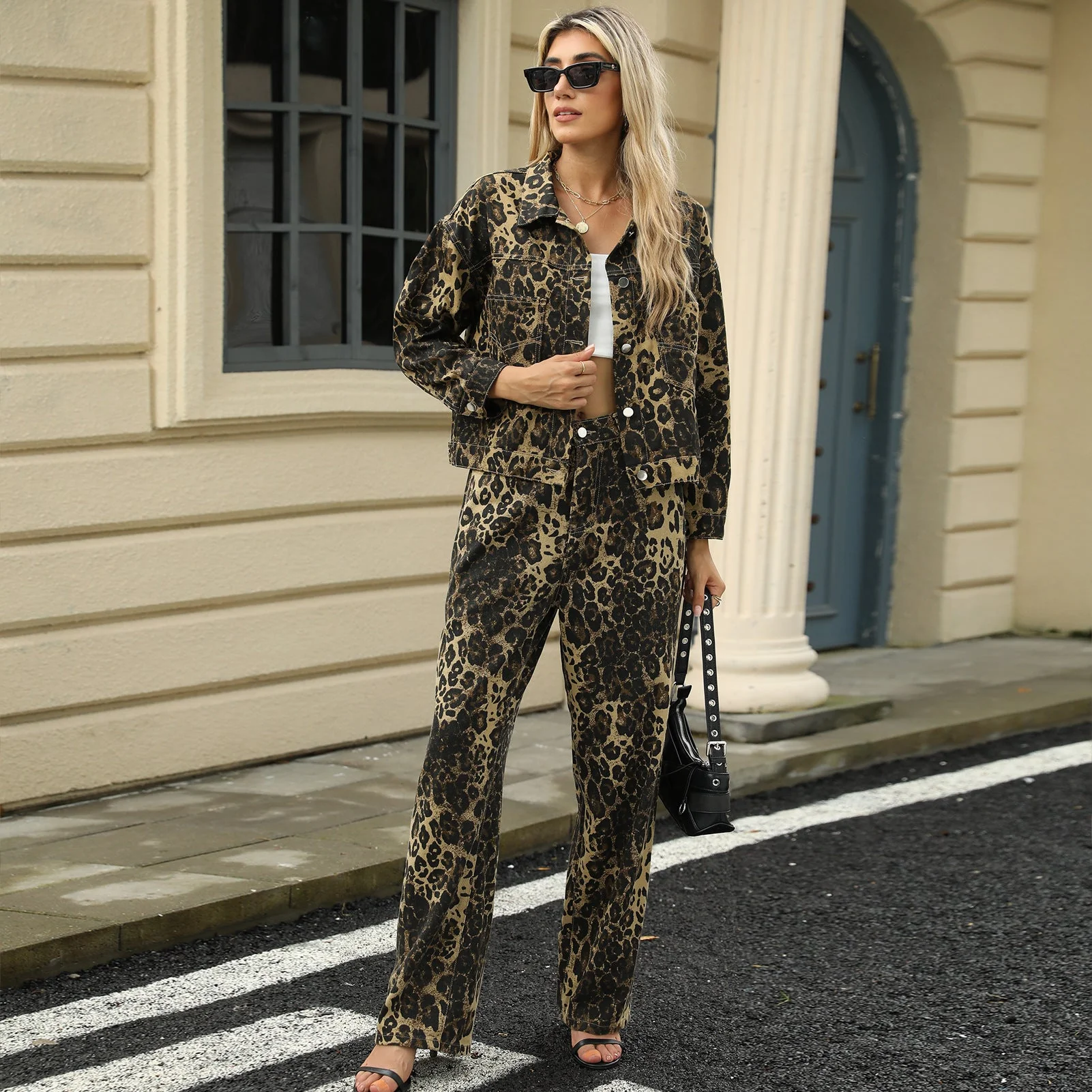 Demi – Stylowy, przyciągający wzrok dwuczęściowy zestaw damski w stylu streetwearowym z szerokimi spodniami i kurtką w panterkę - Image 6