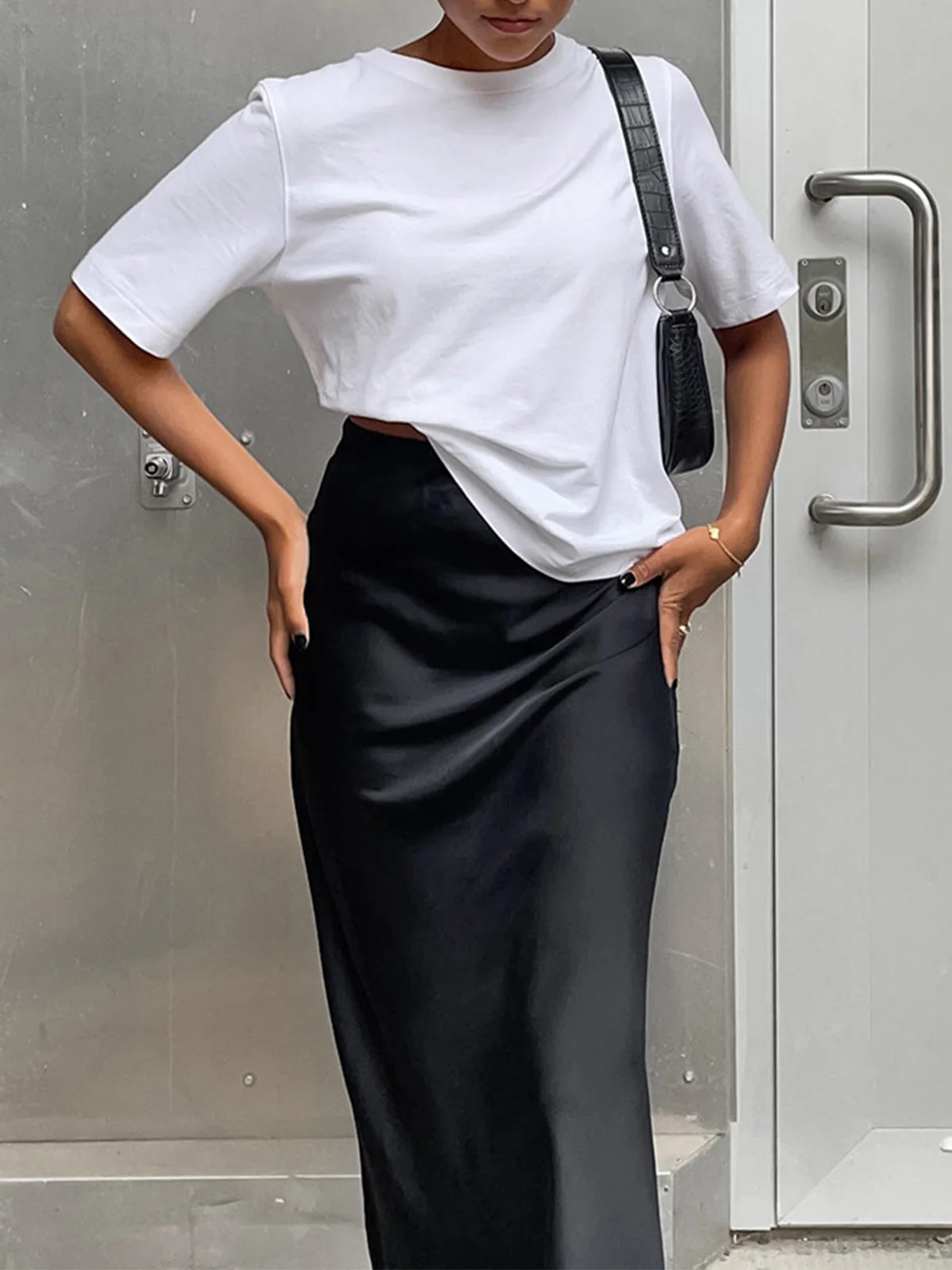 Eileen | Spódnica maxi satynowa w stylu utility, elegancki fason - Image 2