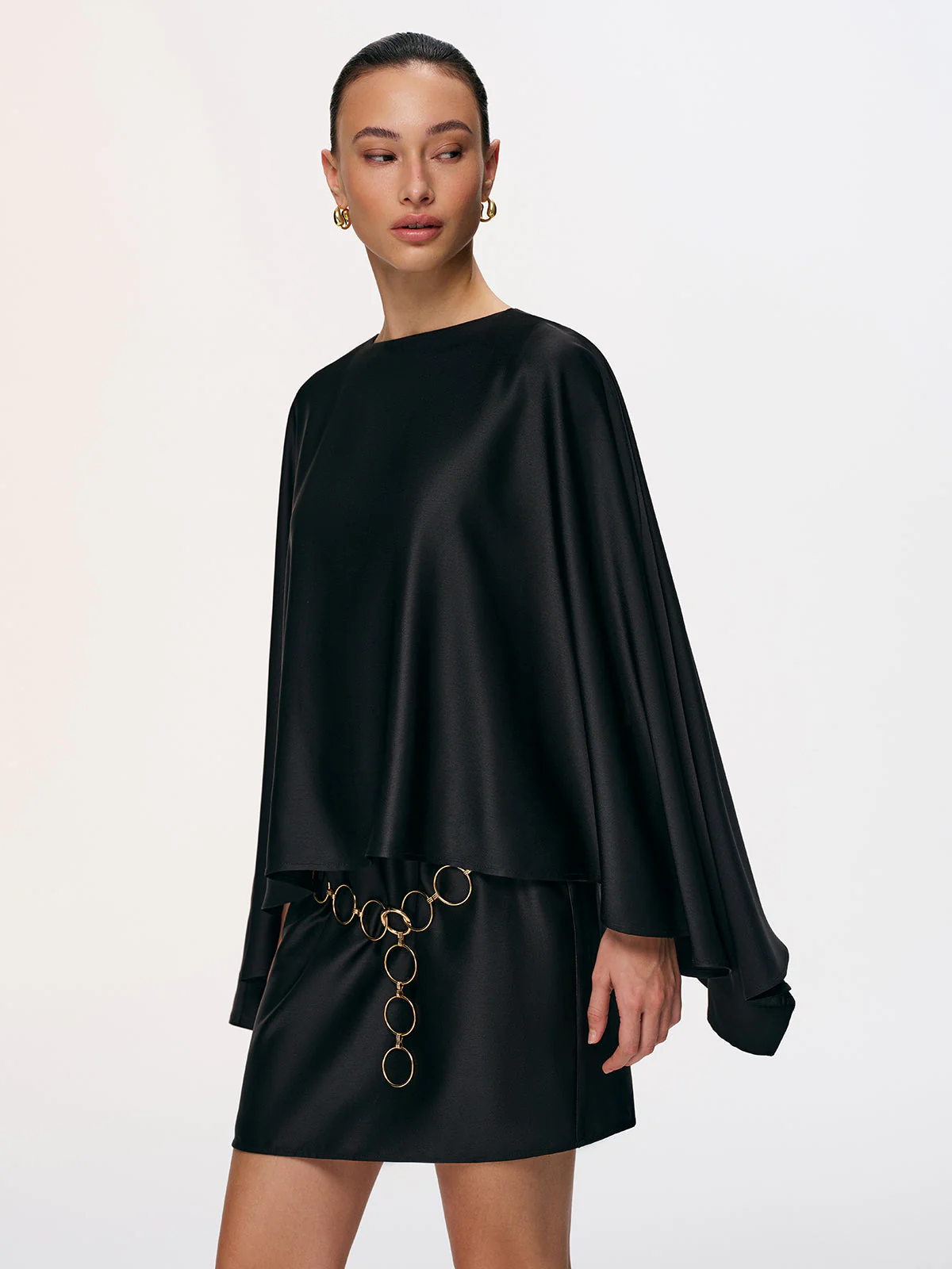 Elisha | Satynowa sukienka mini z rękawami typu cape - Image 3
