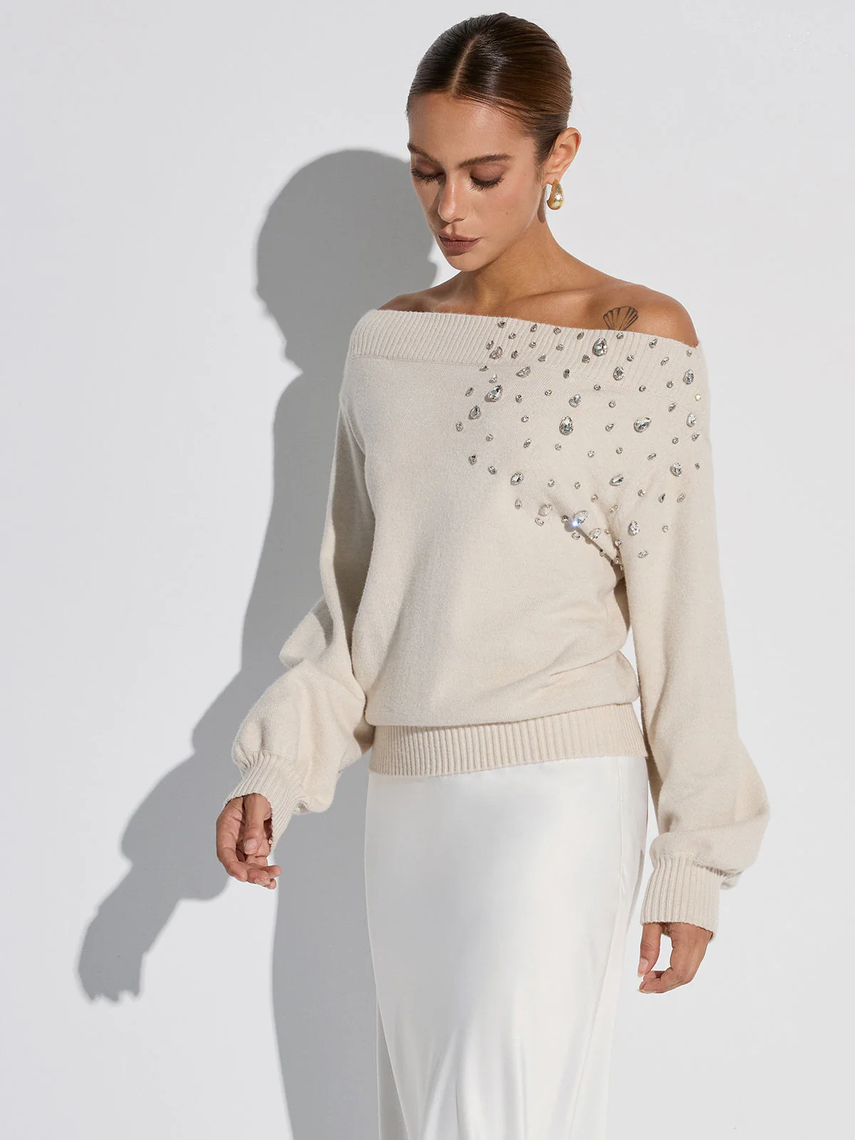 Eve | Sweter damski z odkrytymi ramionami zdobiony kryształkami - Image 4
