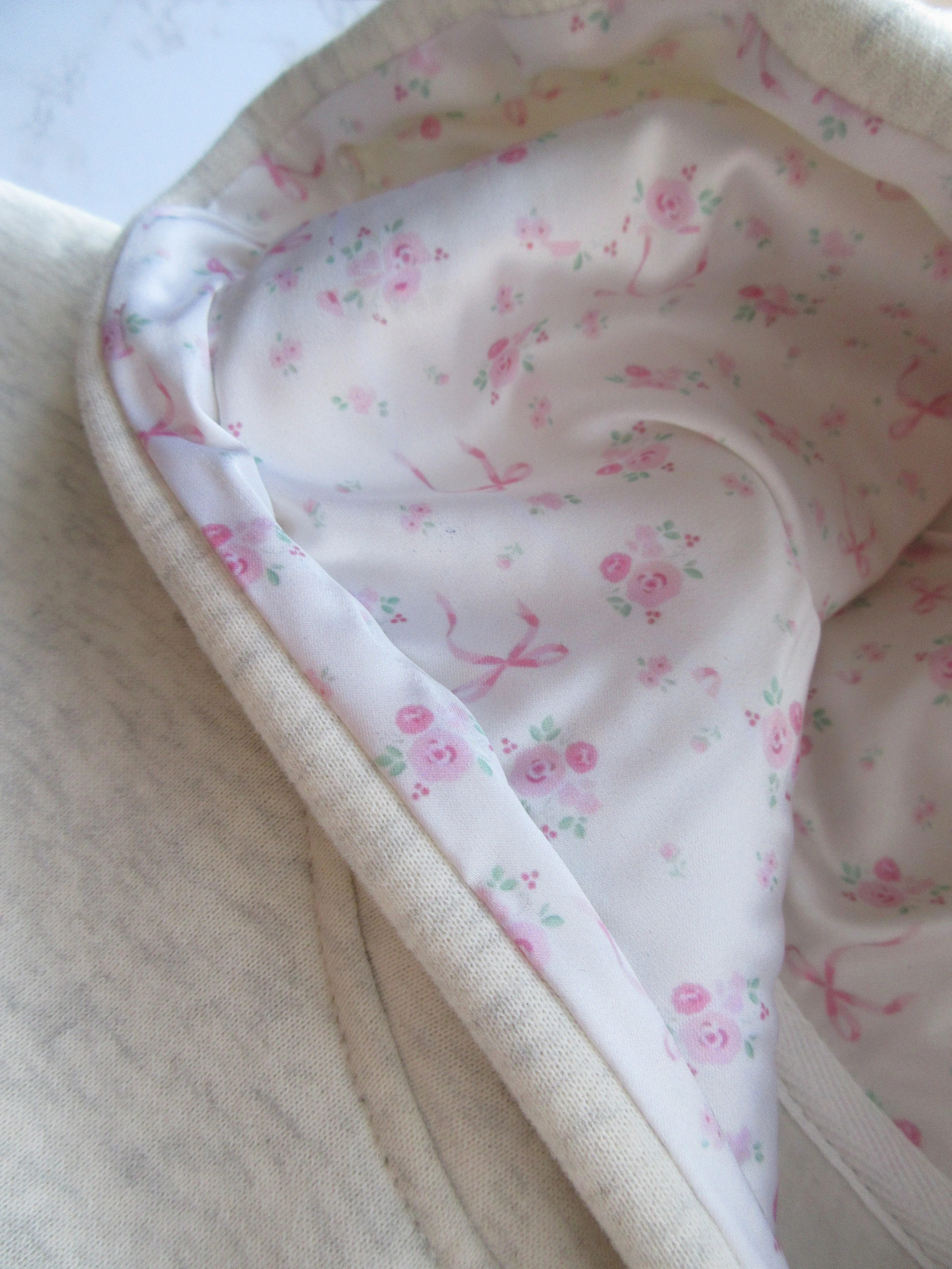 Frida I Casual Chic Haftowana bluza z kapturem i kokardą - Image 3