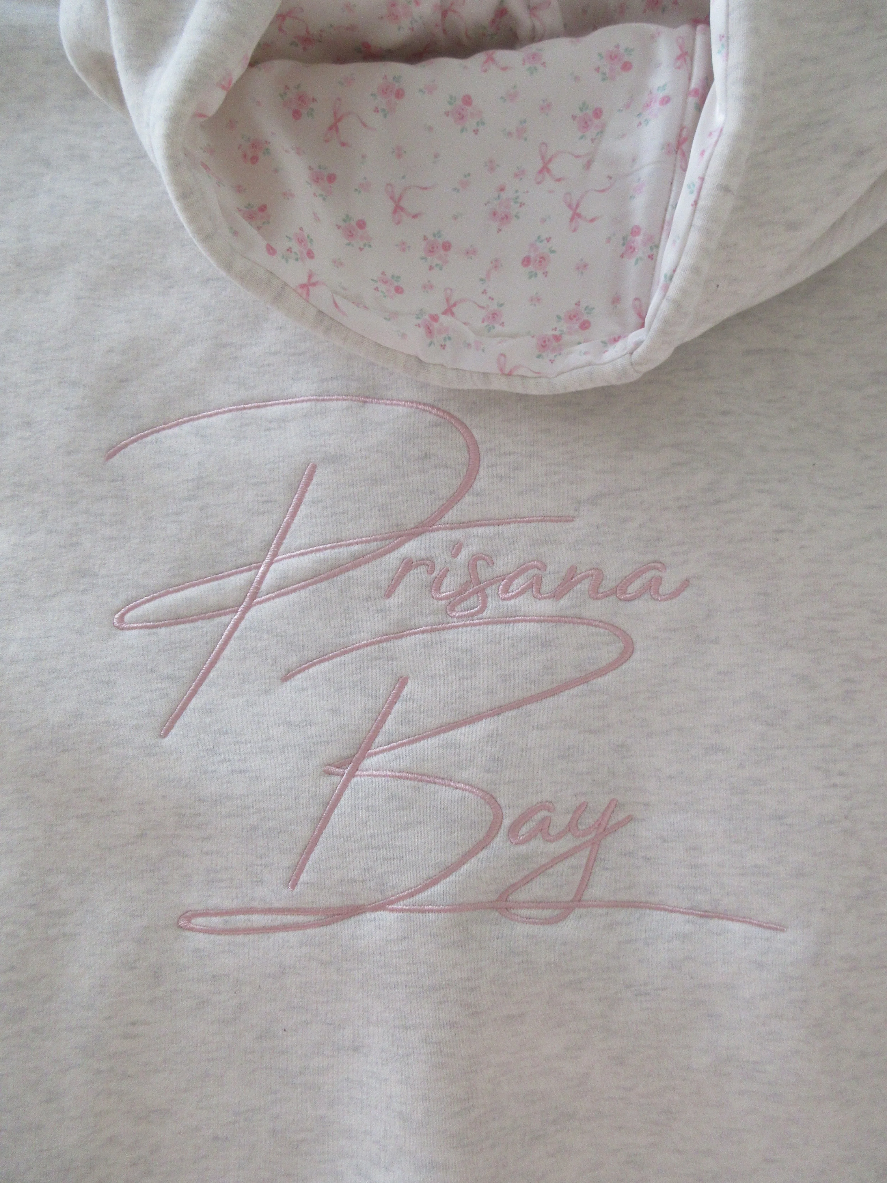 Frida I Casual Chic Haftowana bluza z kapturem i kokardą - Image 4