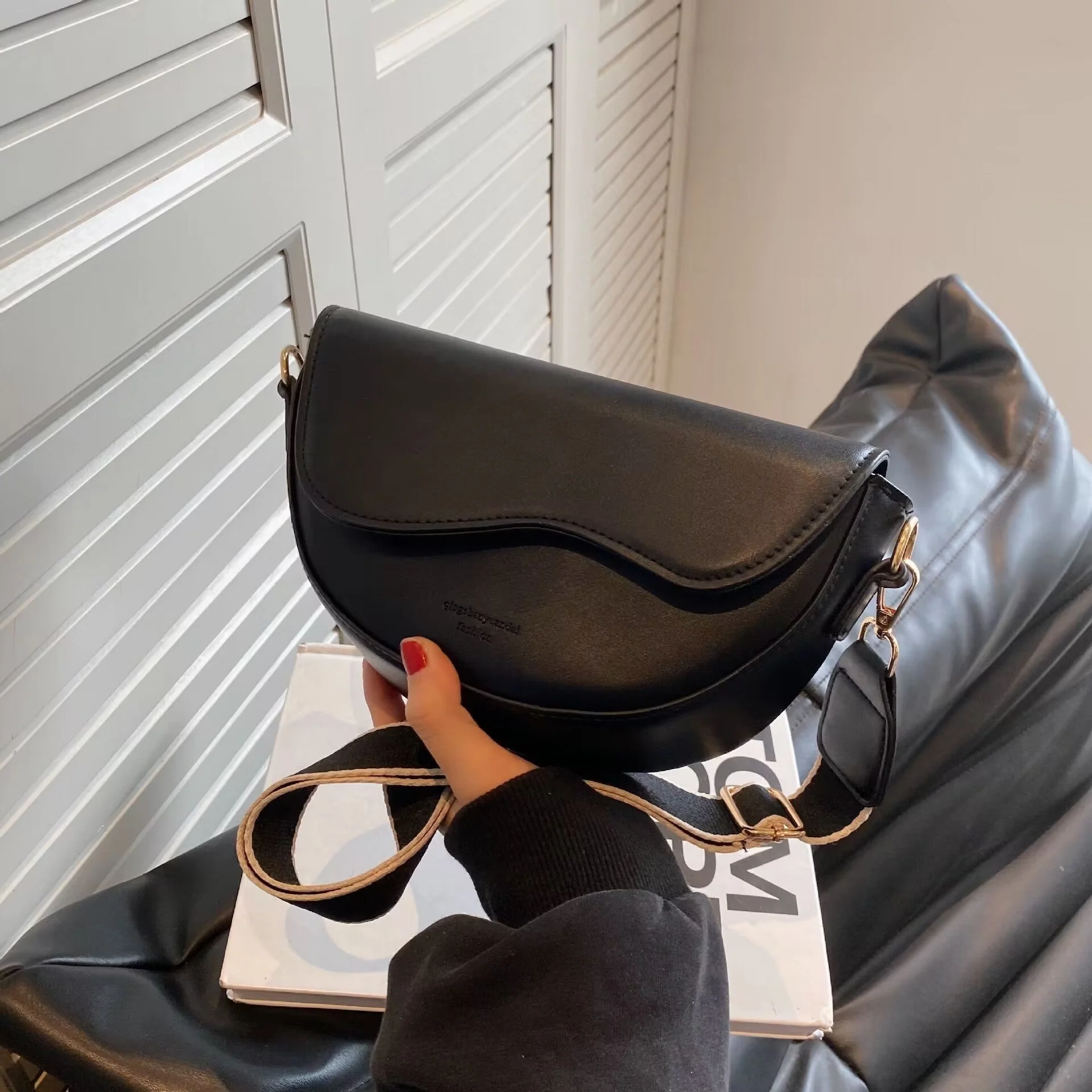 Gwendolyn | Damska torebka crossbody z wegańskiej skóry - Image 9