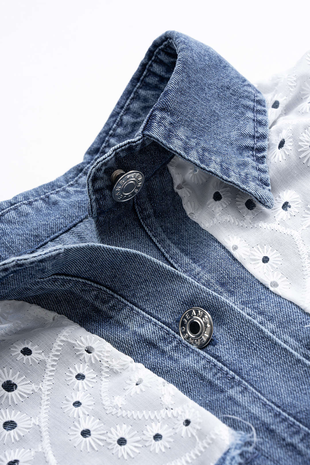 Isa | Koszula damska z denimowymi wstawkami i haftem anglaise, stylowa kobieca - Image 3
