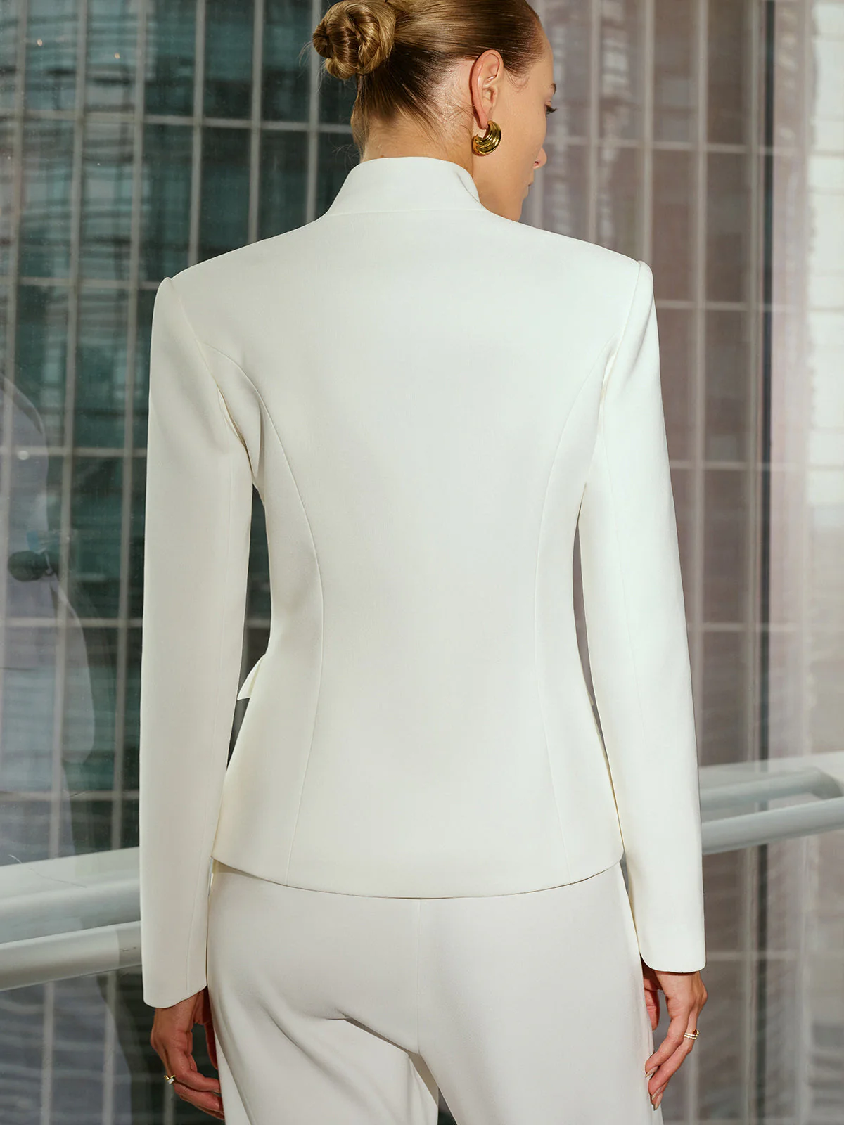 Jayne | Marynarka damska z kołnierzem stojącym i detalem klamry - Image 7