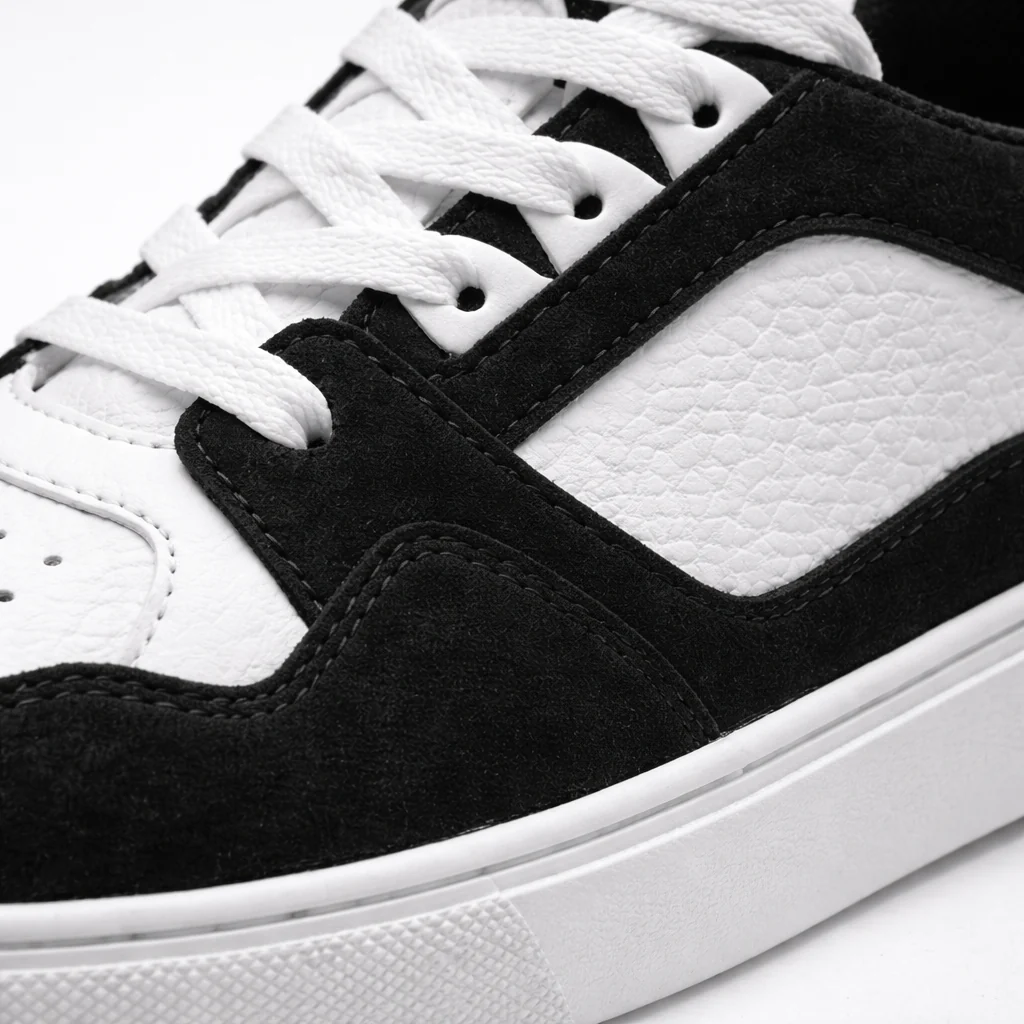 Judith | Damskie sneakersy czarno-białe sznurowane o miejskim - Image 2