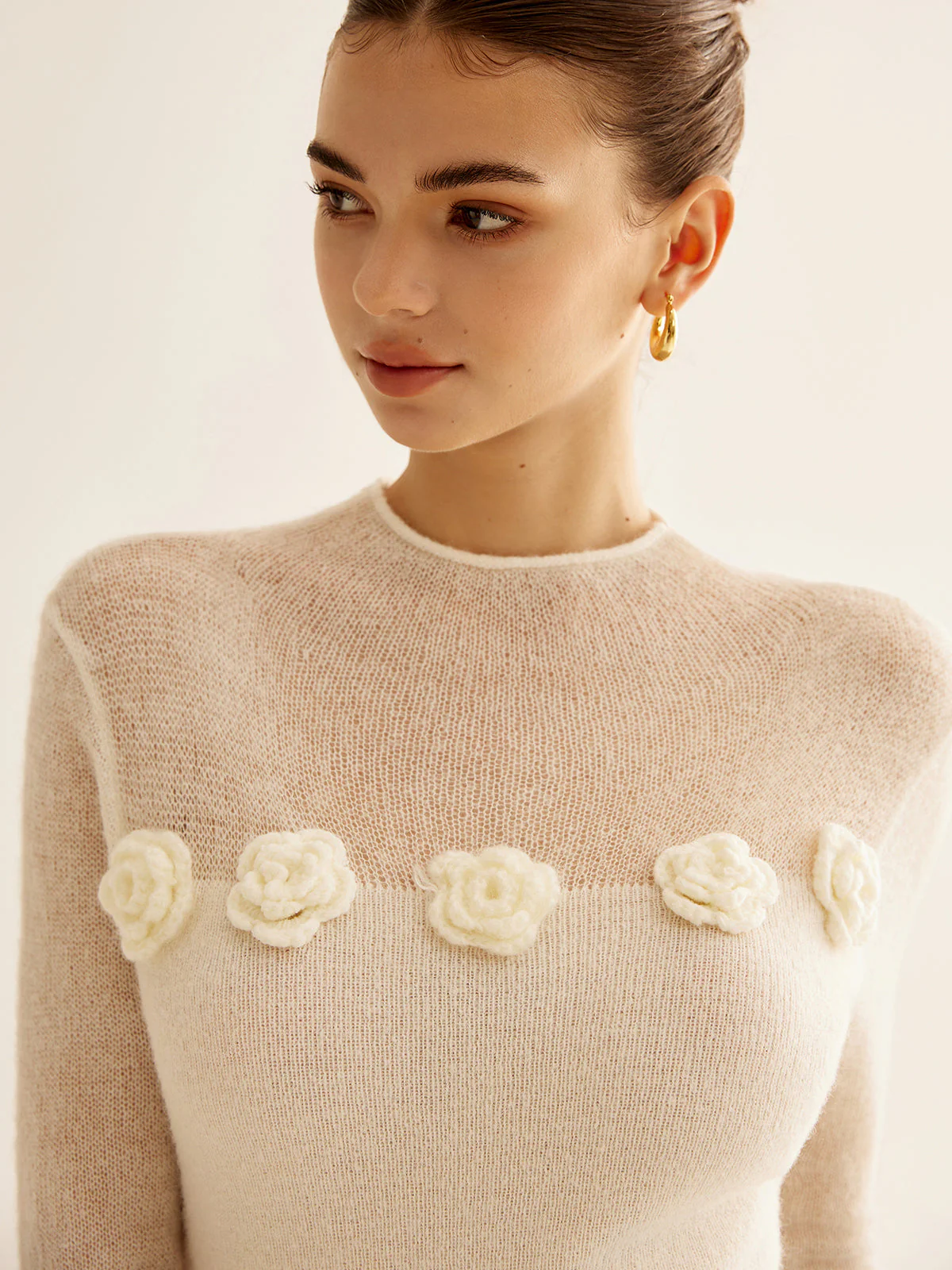 Lauretta | Top damski z miękkiej dzianiny z aplikacją 3D w kwiaty, elegancki fason - Image 2
