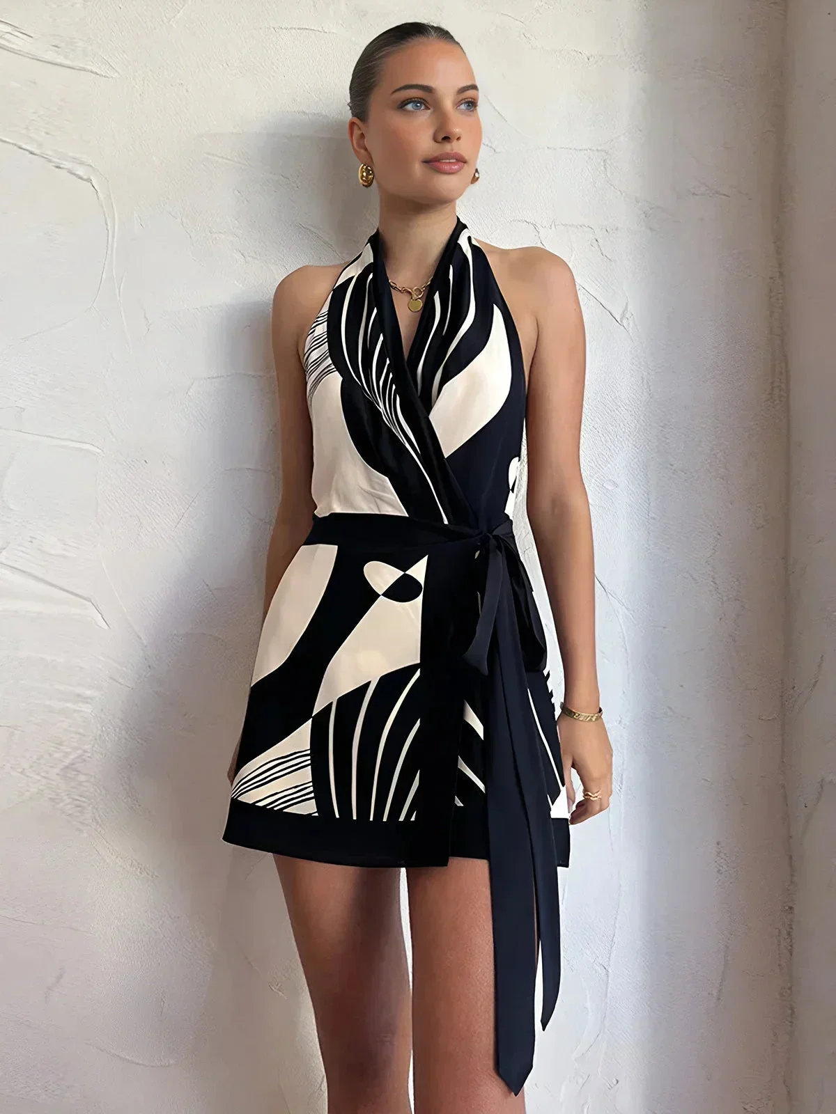 Lydia | Krótka sukienka damska czarno-biała kopertowa bez rękawów, elegancka i stylowa - Image 2