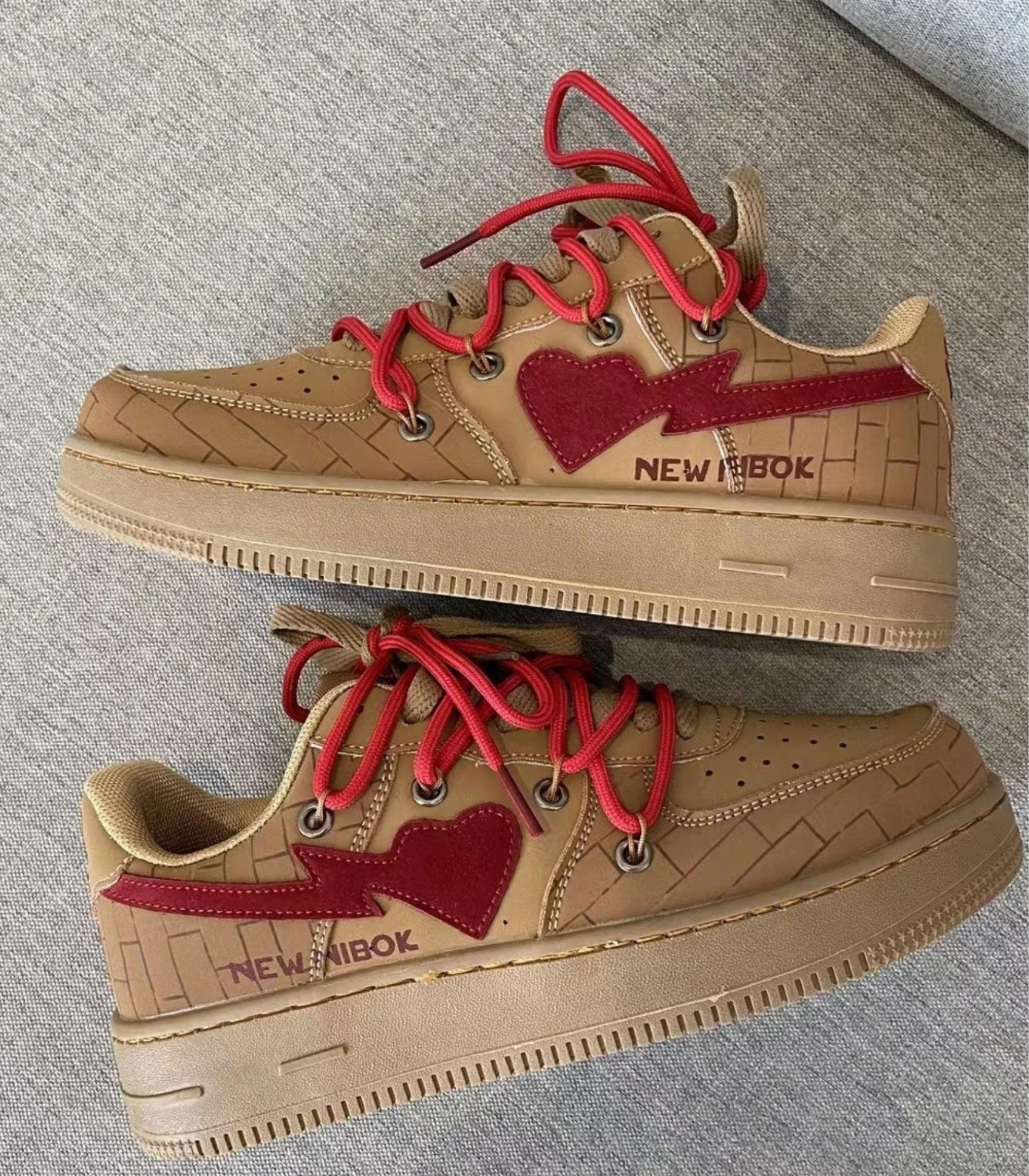 Mabel | damskie sneakersy niskie z kontrastowymi detalami i sznurowaniem - Image 12