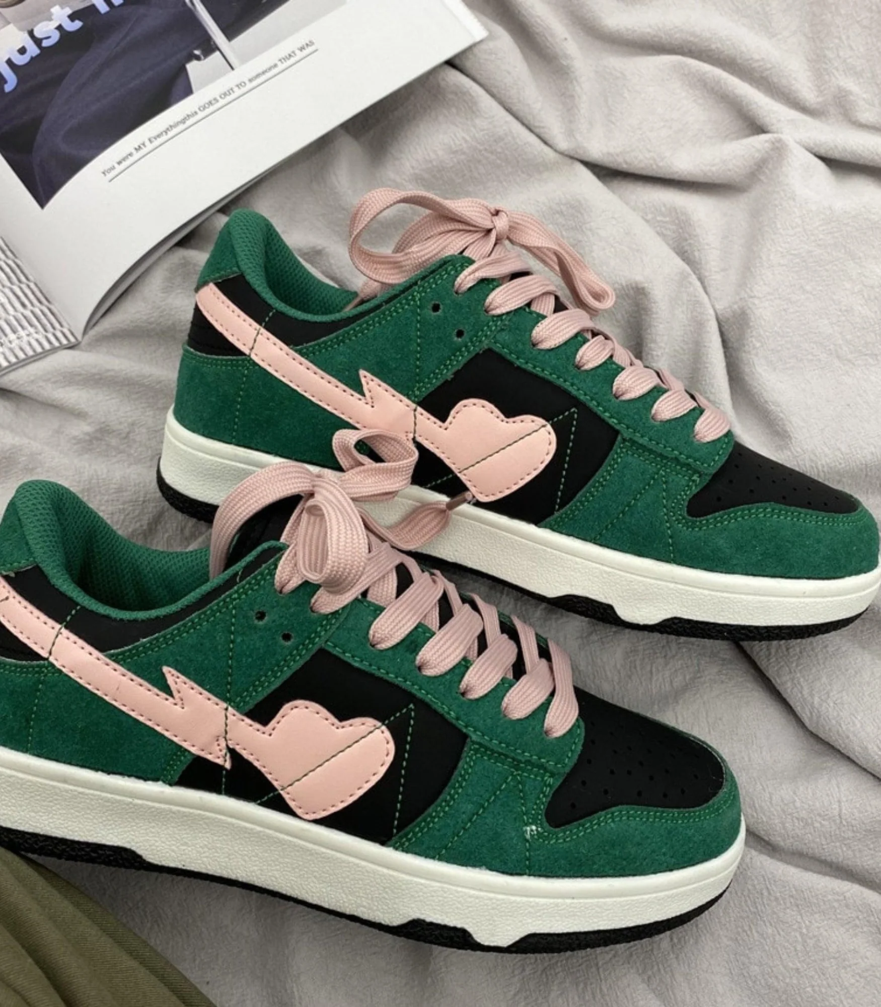 Mabel | damskie sneakersy niskie z kontrastowymi detalami i sznurowaniem - Image 13