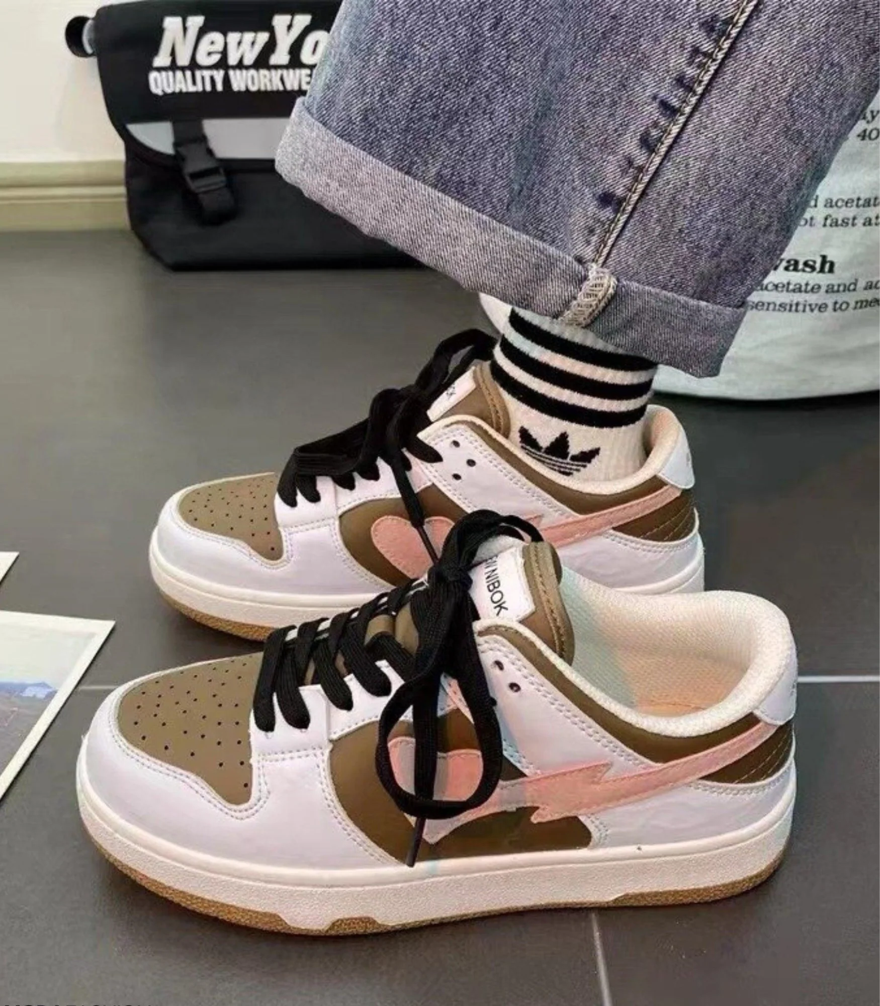 Mabel | damskie sneakersy niskie z kontrastowymi detalami i sznurowaniem - Image 2