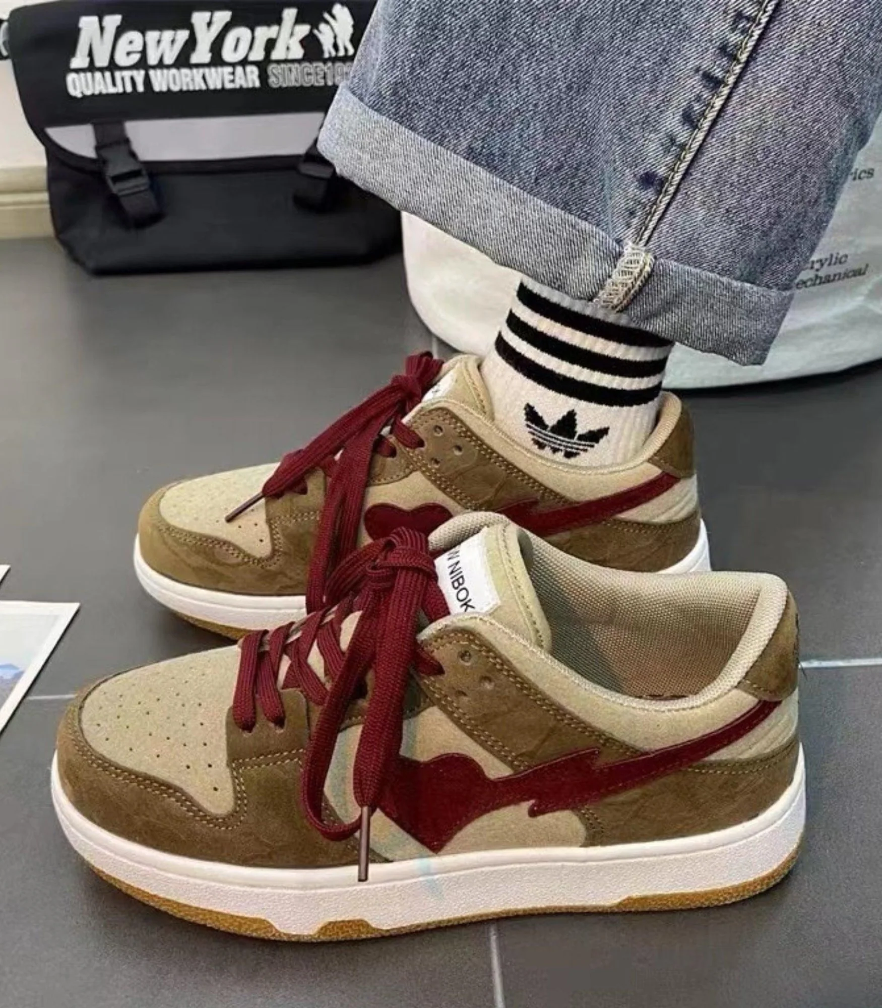 Mabel | damskie sneakersy niskie z kontrastowymi detalami i sznurowaniem - Image 3