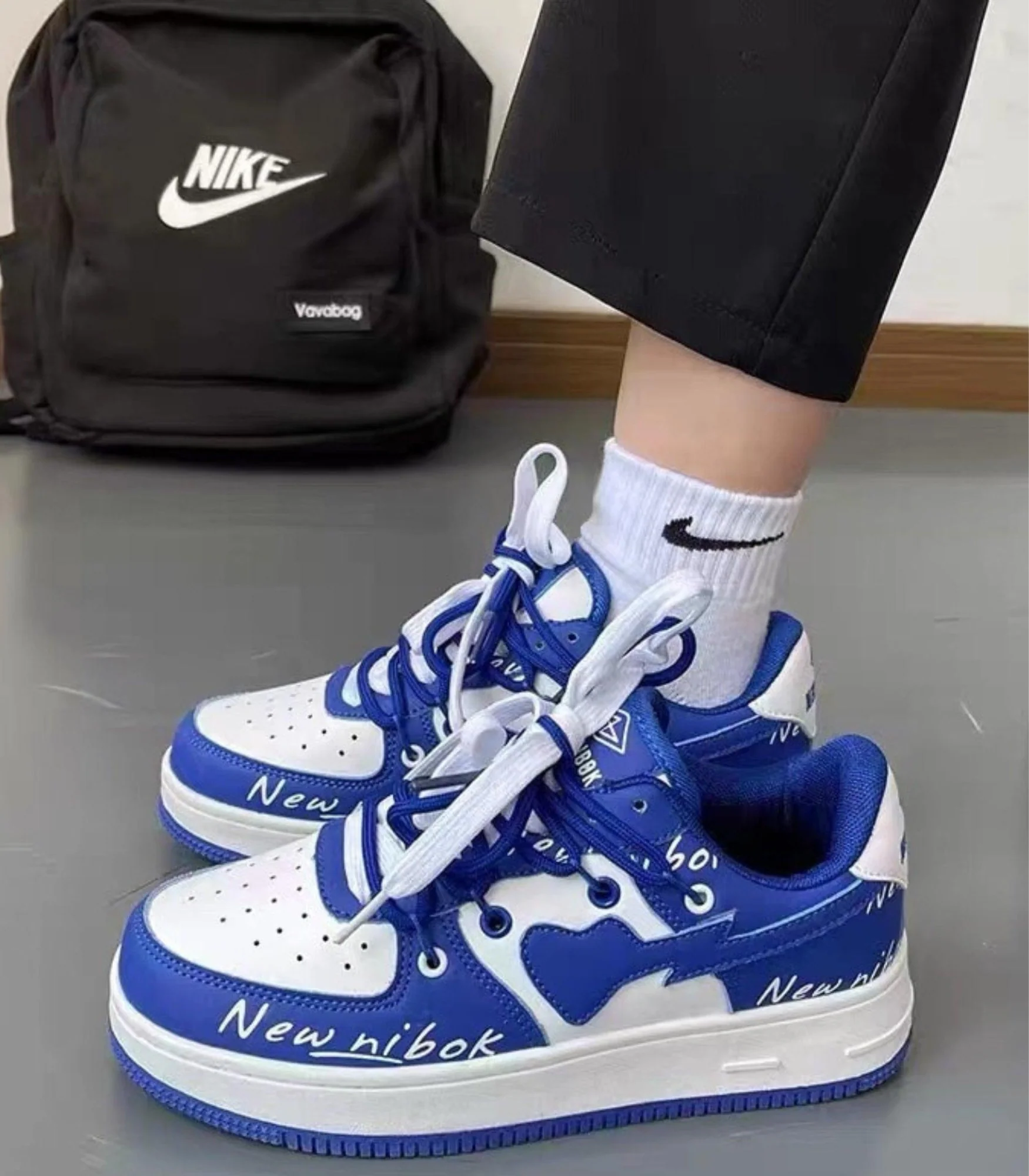 Mabel | damskie sneakersy niskie z kontrastowymi detalami i sznurowaniem - Image 4