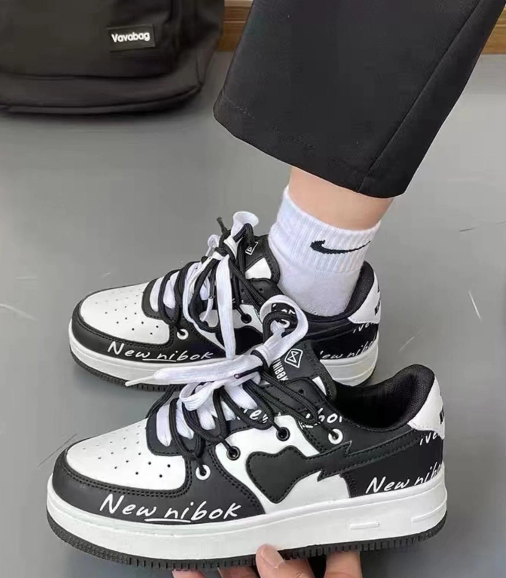 Mabel | damskie sneakersy niskie z kontrastowymi detalami i sznurowaniem - Image 7