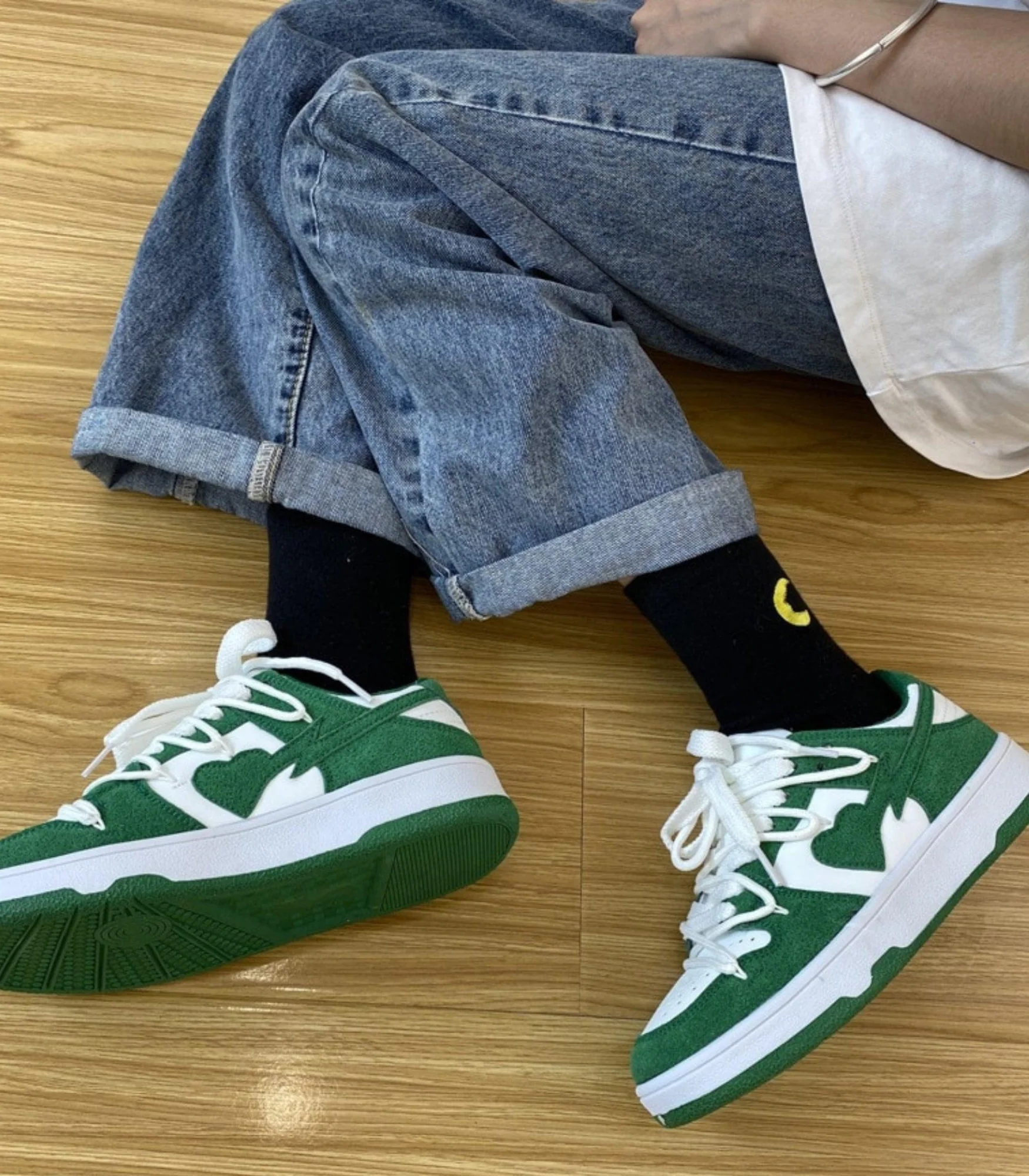 Mabel | damskie sneakersy niskie z kontrastowymi detalami i sznurowaniem - Image 9