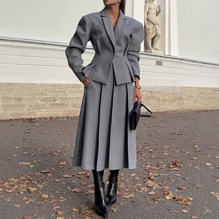 Marina - Modny, elegancki zestaw damski z plisowaną spódnicą i marynarką - Image 2