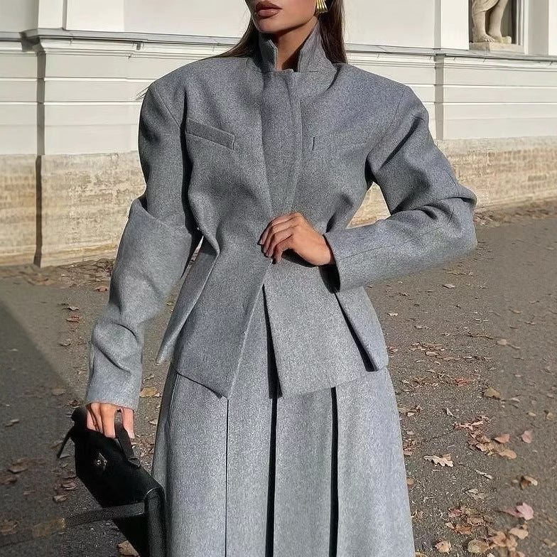 Marina - Modny, elegancki zestaw damski z plisowaną spódnicą i marynarką - Image 3