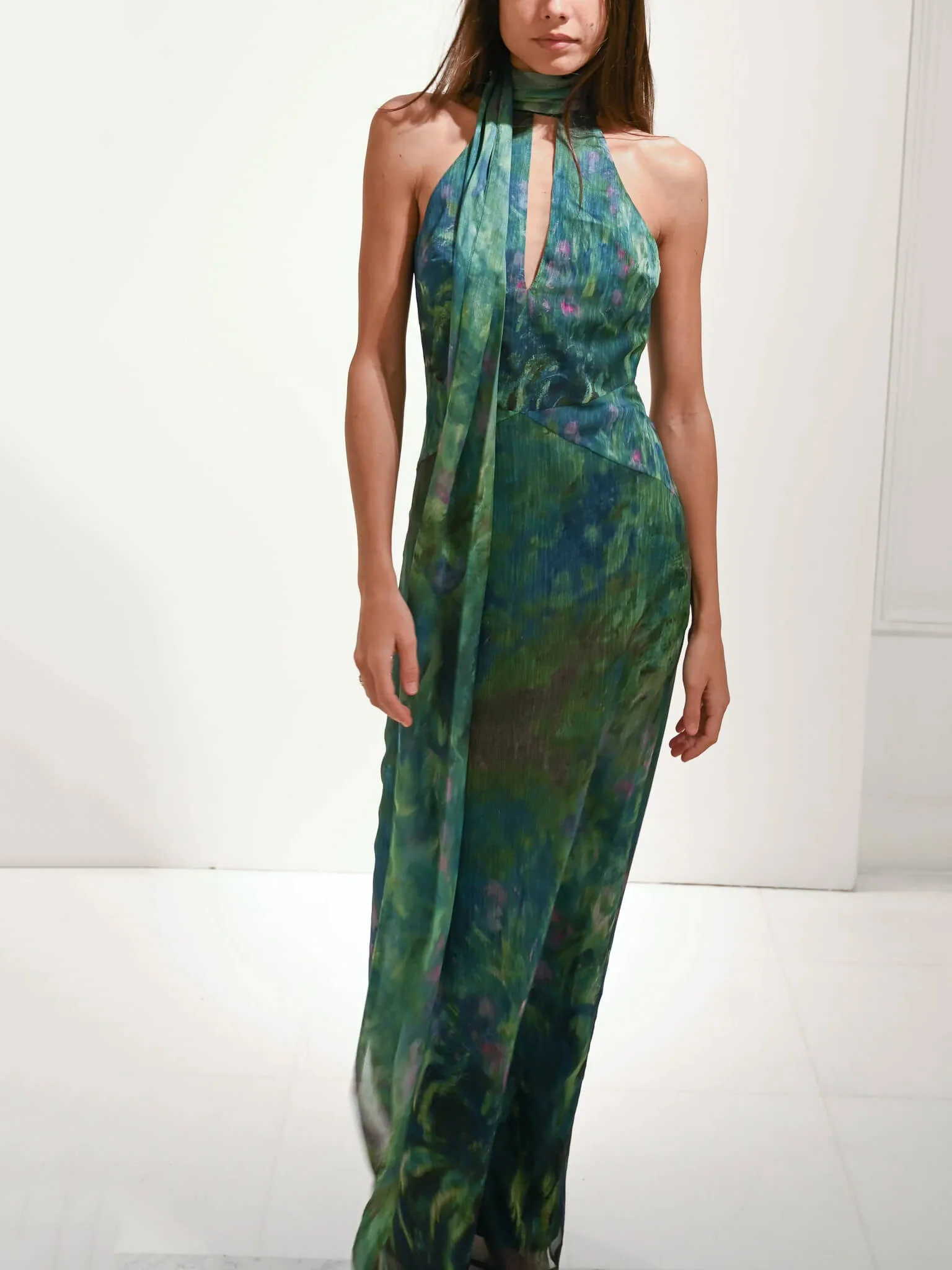 Marlene | Sukienka damska maxi w kwiaty z wiązaniem na szyi - Image 8