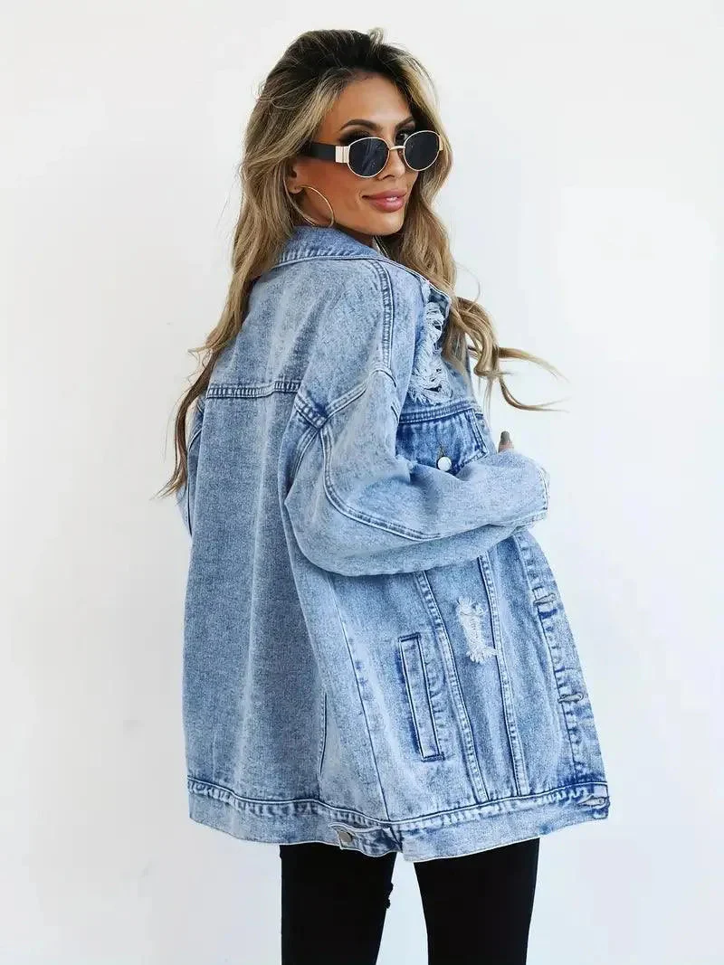 Megan | Damska oversize kurtka jeansowa z przetarciami, modny i casualowy fason - Image 20