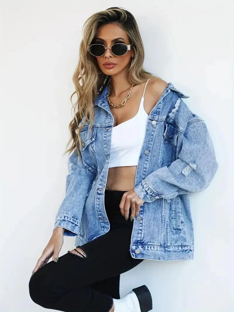 Megan | Damska oversize kurtka jeansowa z przetarciami, modny i casualowy fason - Image 21
