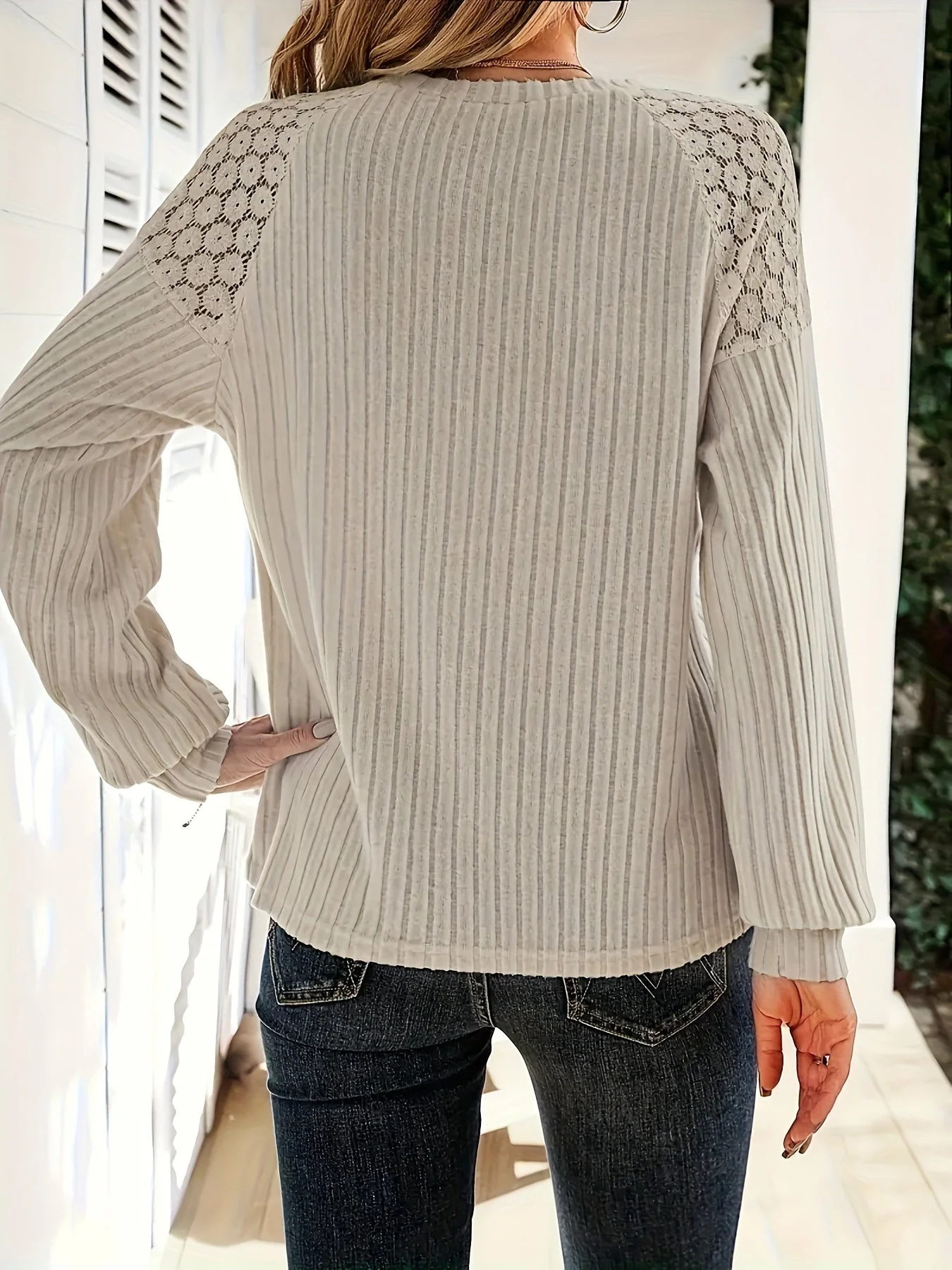 Noel – damski sweter z dzianiny z koronką i bufiastymi rękawami – jesień - Image 3