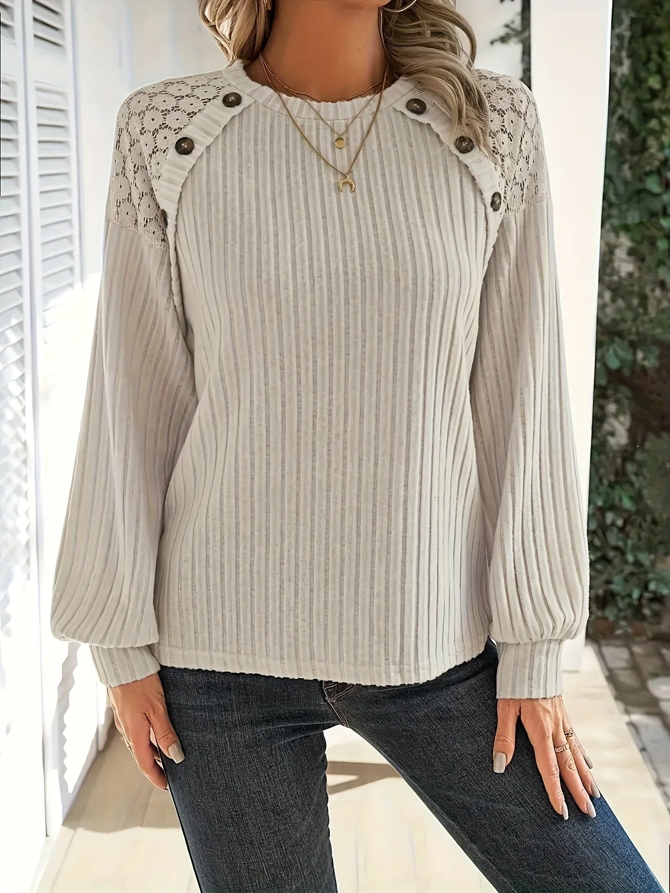 Noel – damski sweter z dzianiny z koronką i bufiastymi rękawami – jesień - Image 6