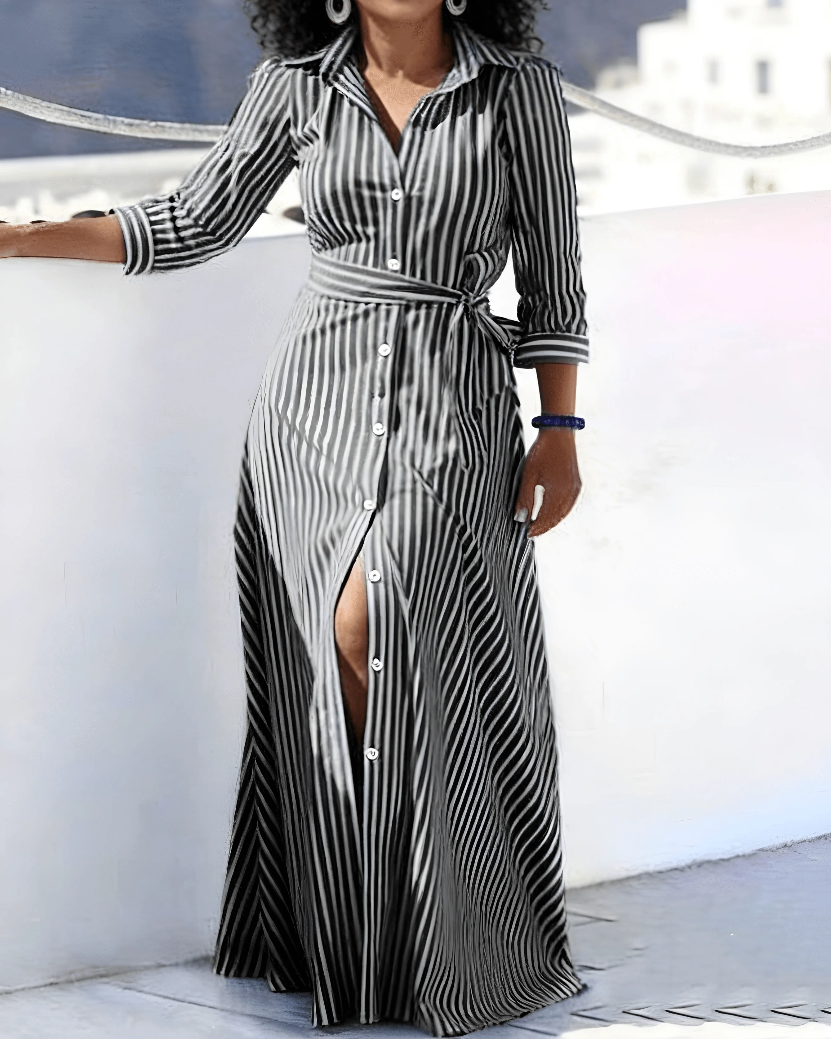 Phyllis | Damska sukienka maxi w paski z paskiem zapinana na guziki klasyczna - Image 2