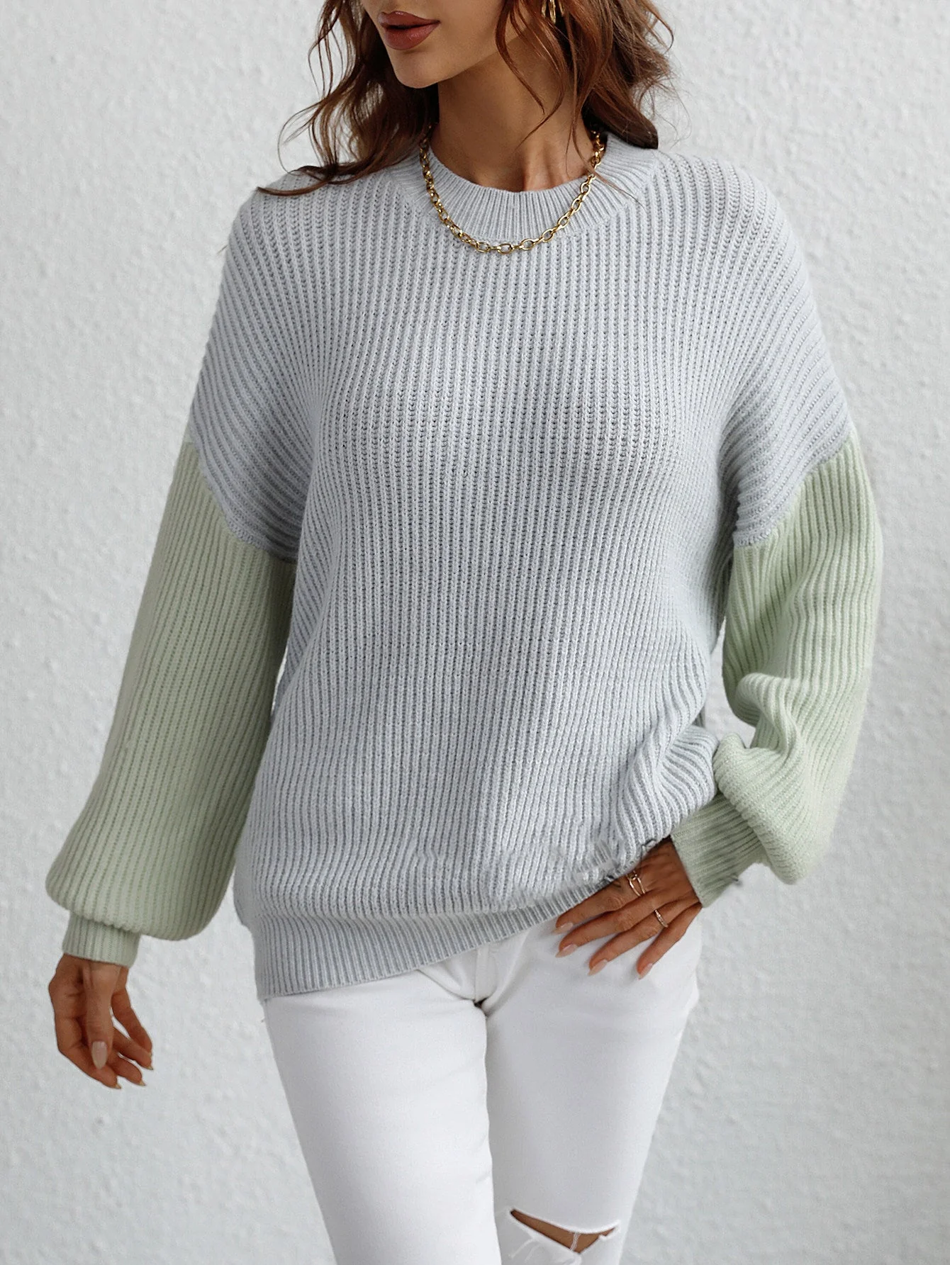 Shawna – Elegancki, modny sweter damski z okrągłym dekoltem i kontrastowymi rękawami - Image 5