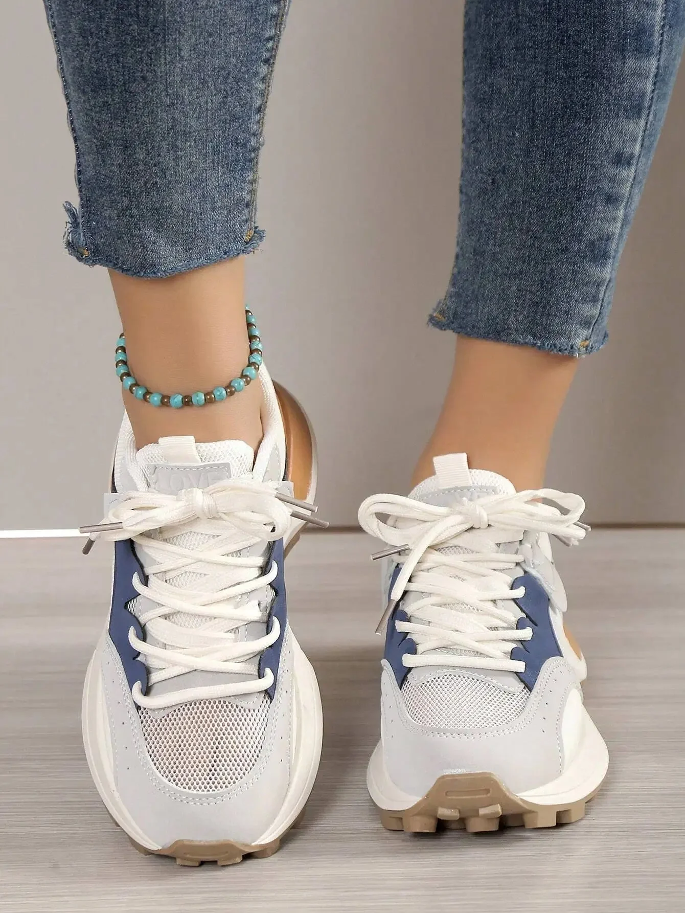 Stylowe damskie sneakersy ortopedyczne, komfortowe i modne - Image 4