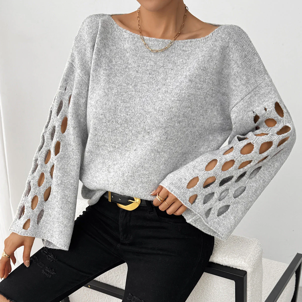 Tyra – modny, elegancki damski sweter z dekoltem w kształcie litery V i ażurowymi rękawami - Image 3
